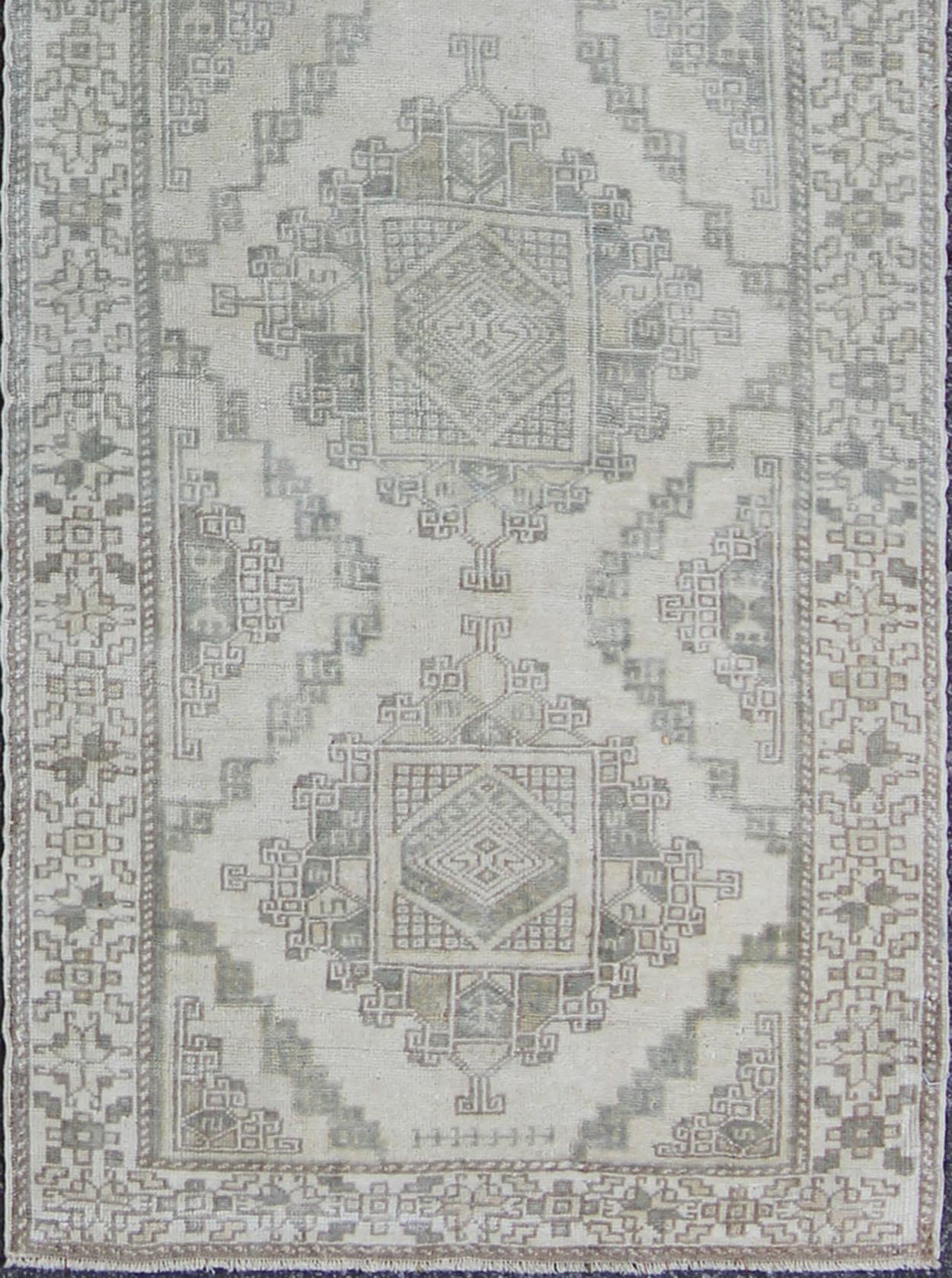 Turco Runner Oushak turco vintage in Avorio, Azzurro e Taupe 3'0 x 12'3 in vendita