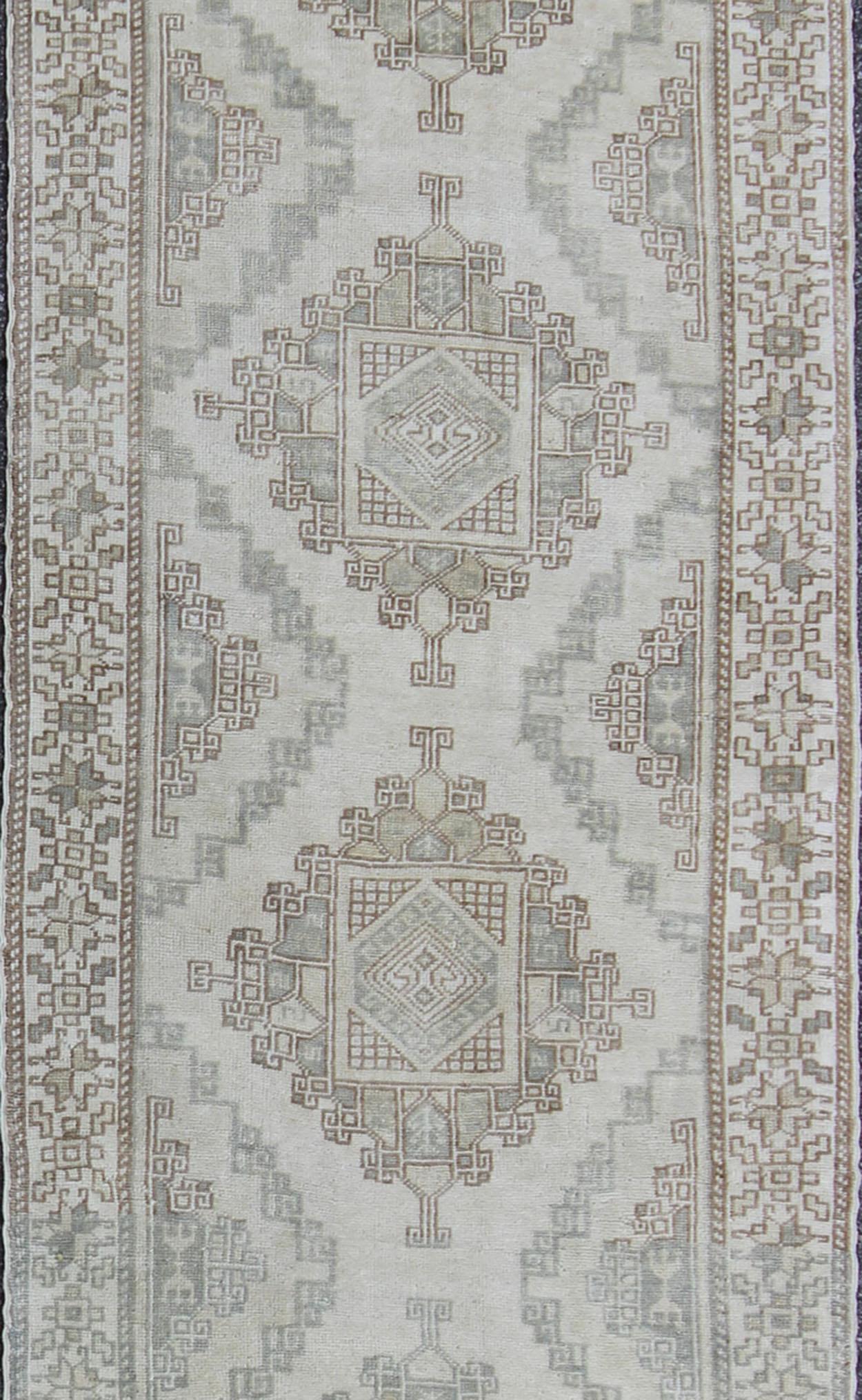 Annodato a mano Runner Oushak turco vintage in Avorio, Azzurro e Taupe 3'0 x 12'3 in vendita