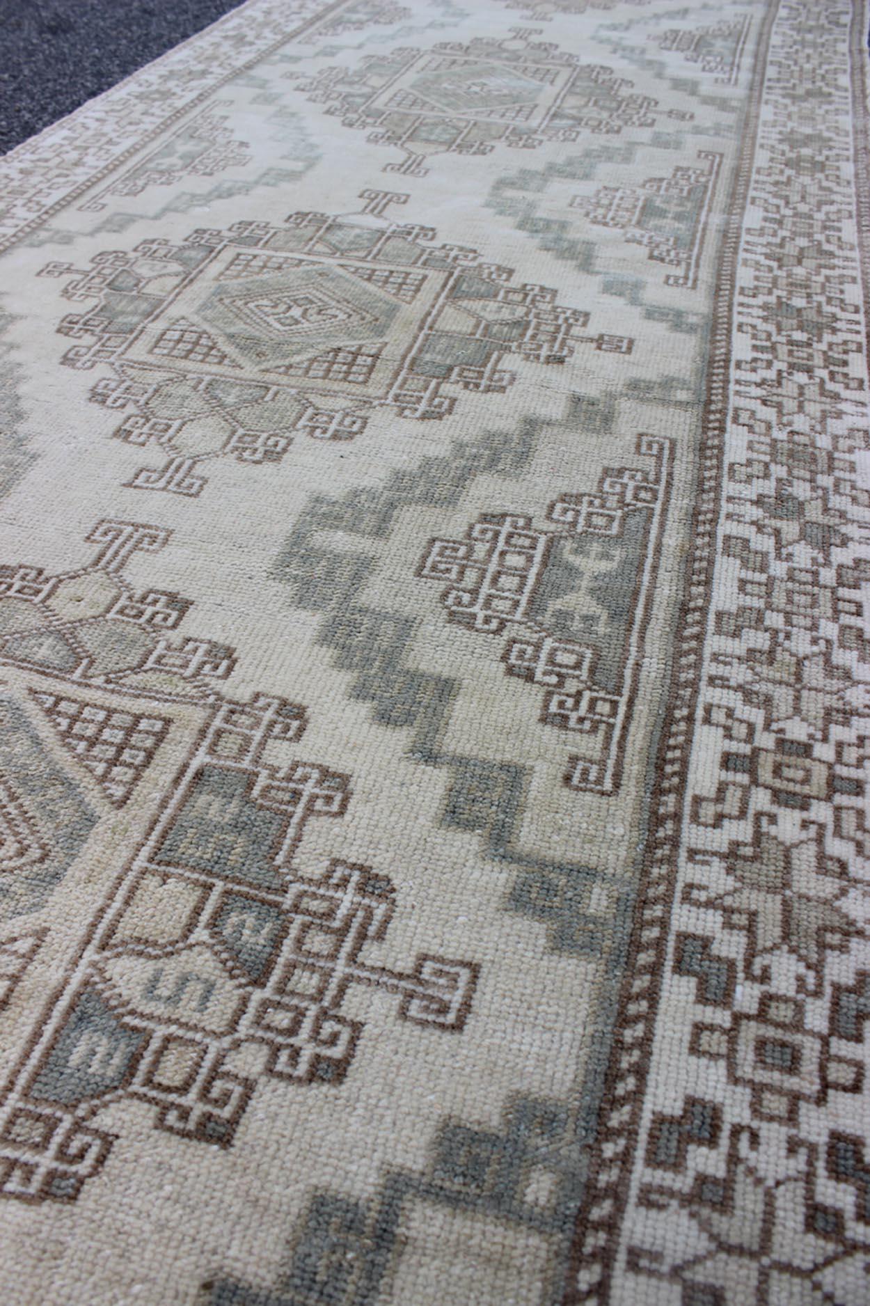 Runner Oushak turco vintage in Avorio, Azzurro e Taupe 3'0 x 12'3 In condizioni buone in vendita a Atlanta, GA