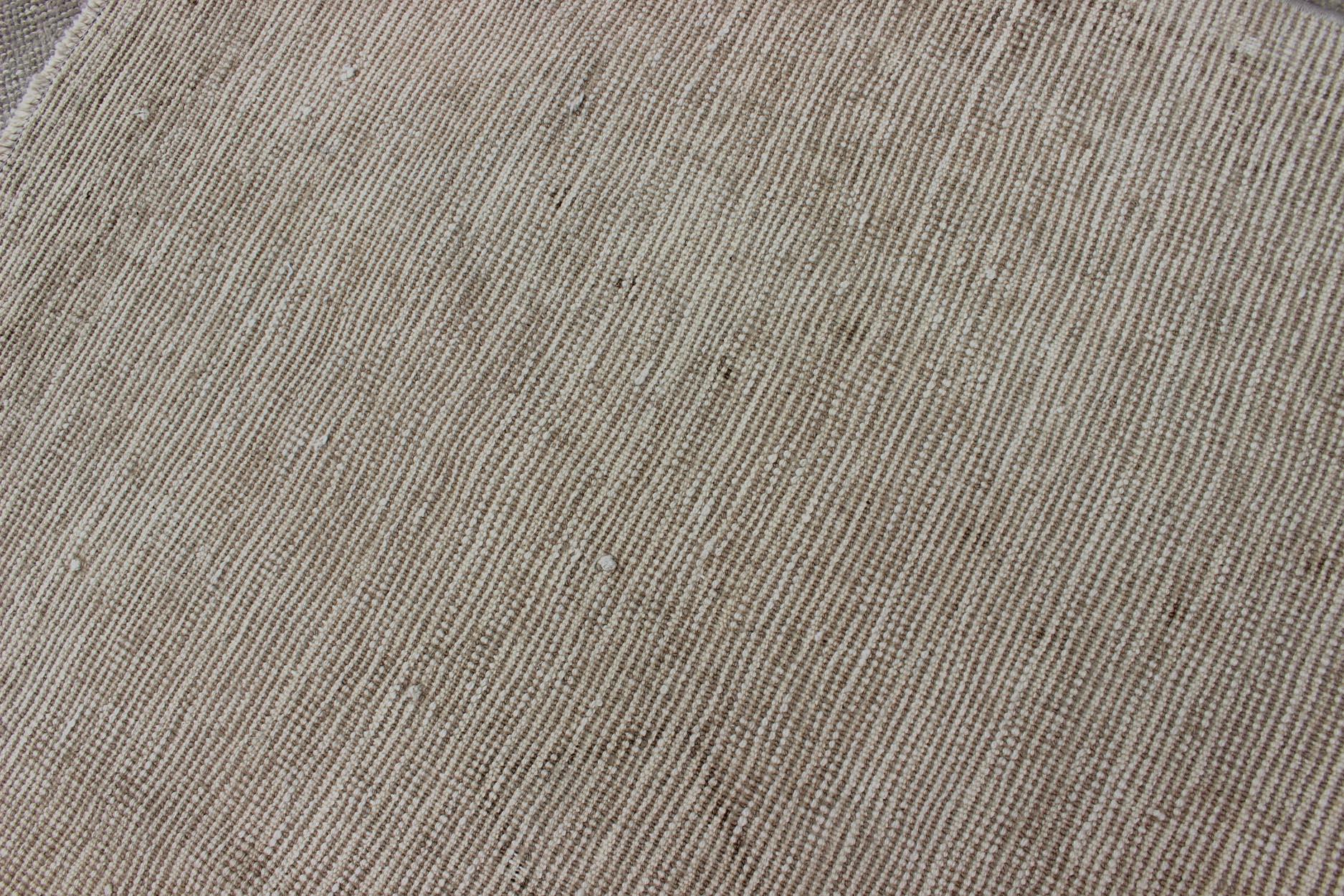 Maße: 3'7 x 11'1 
Vintage Turkish Oushak Runner in Soft Taupe und Pale Light Blue 3'7 x 11'1. 
Keivan Woven Arts / Teppich /TU-ALK-4884, Herkunftsland / Typ: Türkei / Oushak, um 1940.

Dieser türkische Oushak-Läufer im Vintage-Stil bietet mit seiner