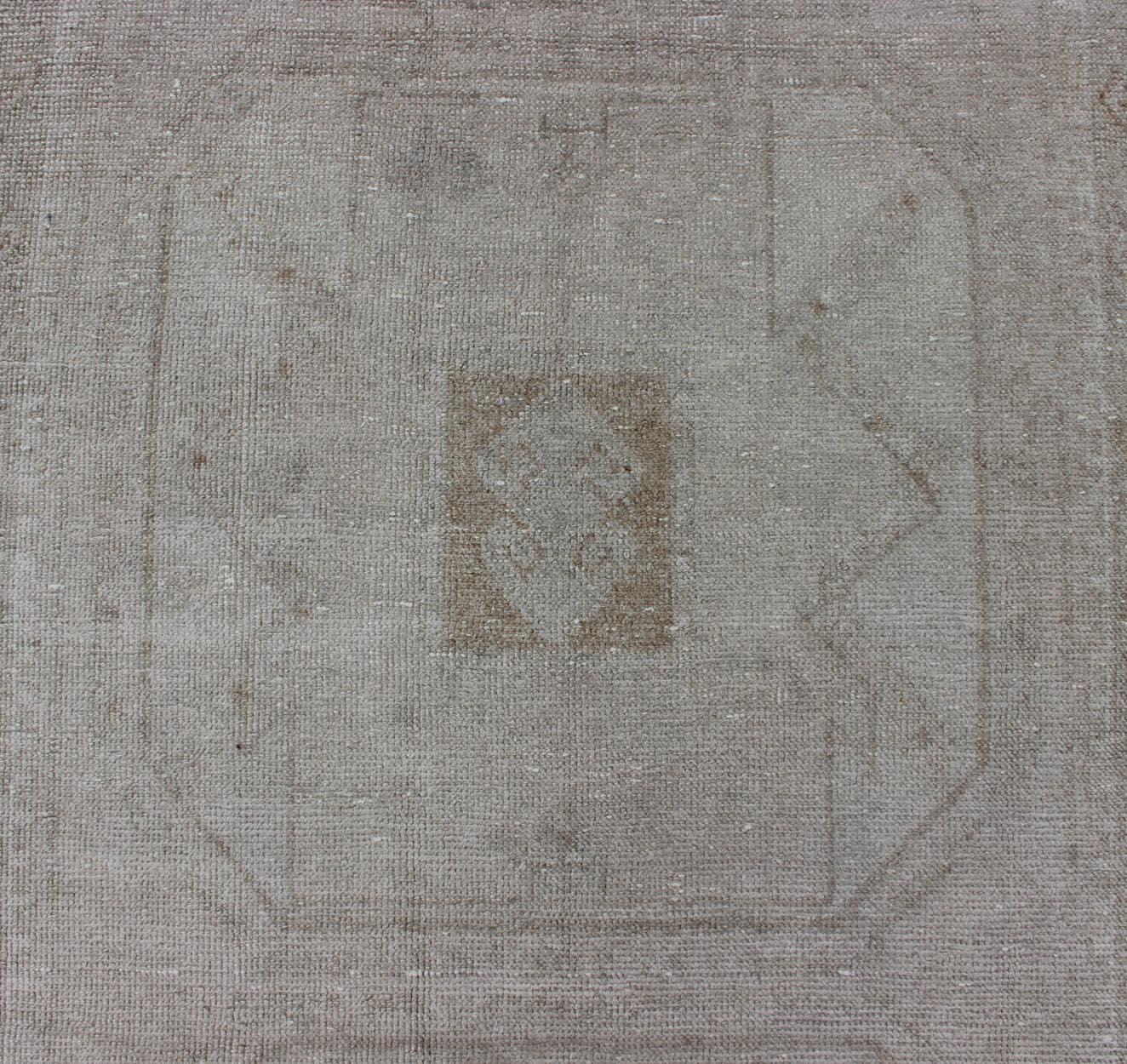 Vintage Turkish Oushak Läufer in Soft Taupe und Pale Light Blue 3'7 x 11'1 im Zustand „Gut“ im Angebot in Atlanta, GA