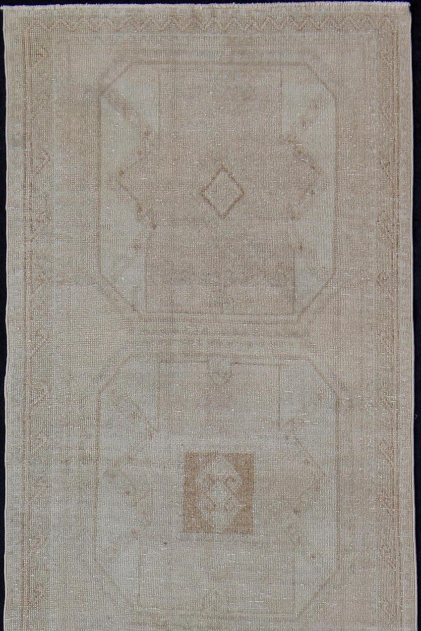 Vintage Turkish Oushak Läufer in Soft Taupe und Pale Light Blue 3'7 x 11'1 im Angebot 1