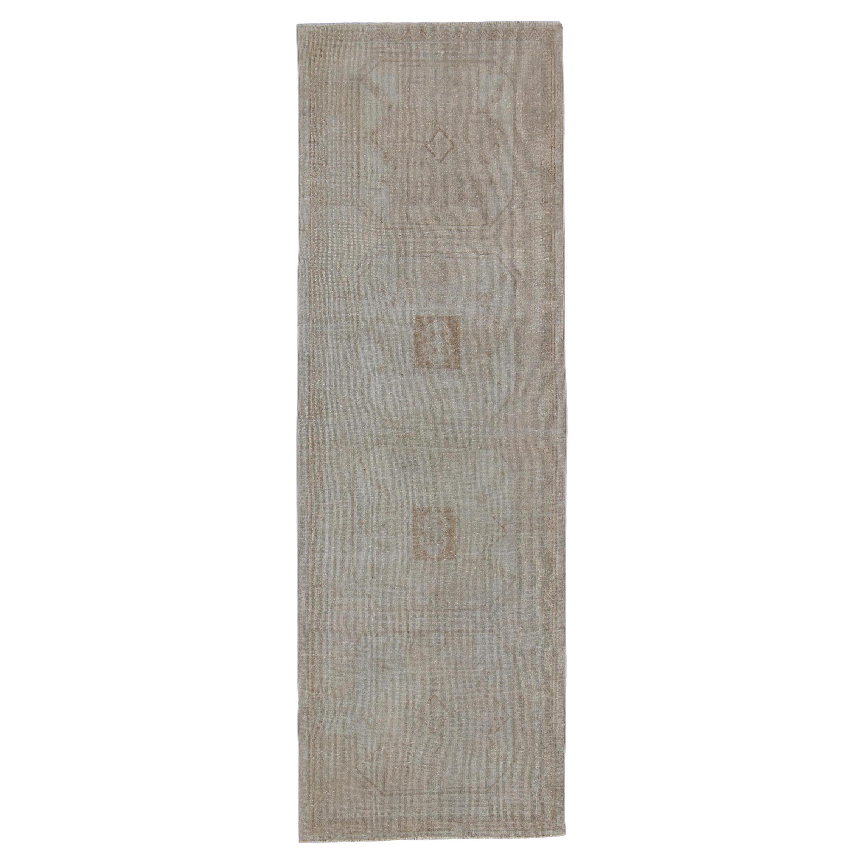 Vintage Turkish Oushak Läufer in Soft Taupe und Pale Light Blue 3'7 x 11'1
