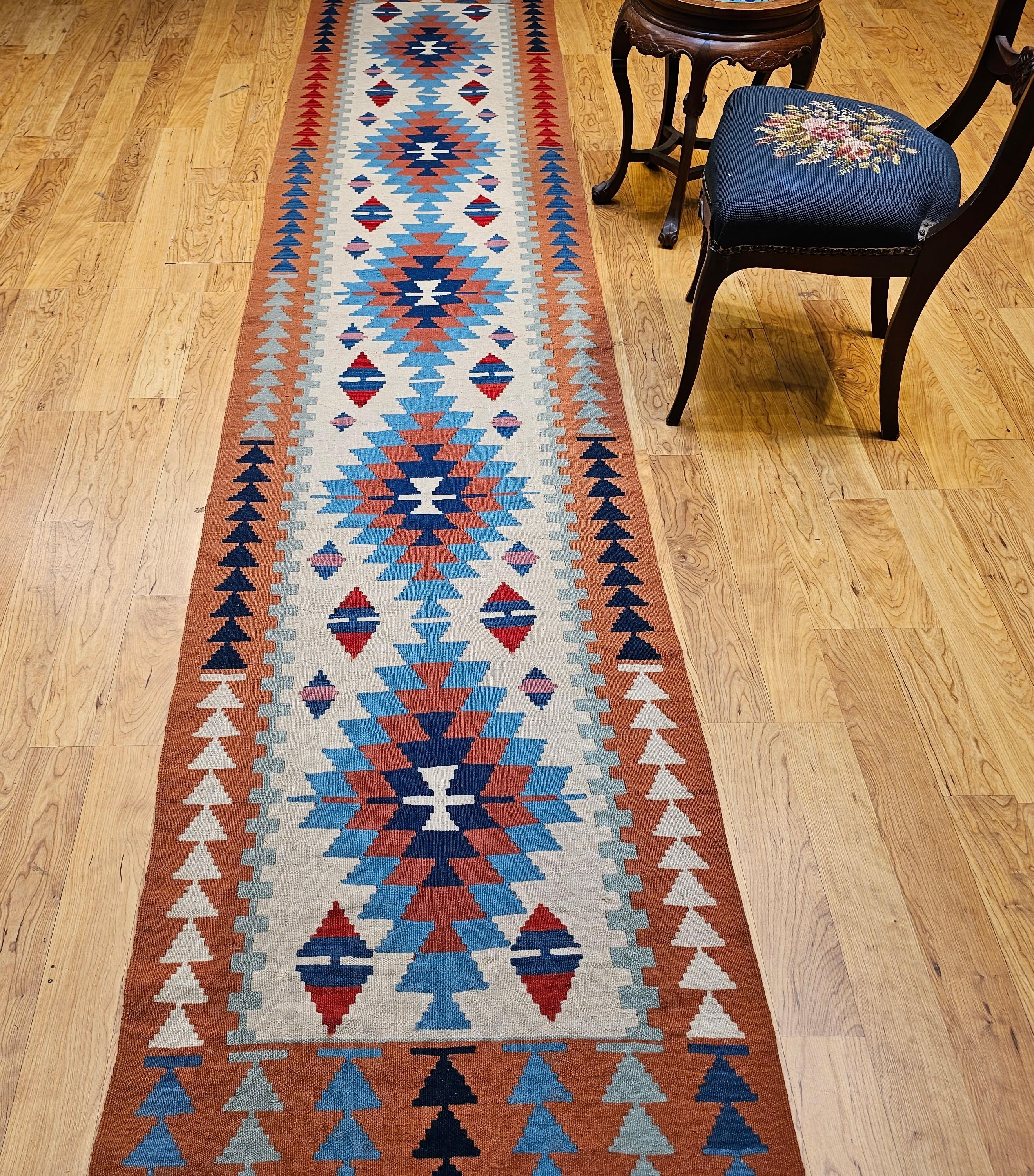 Alfombra Turca Oushak Vintage con Diseño Sudoeste en Terracota, Azul y Marfil en venta 3