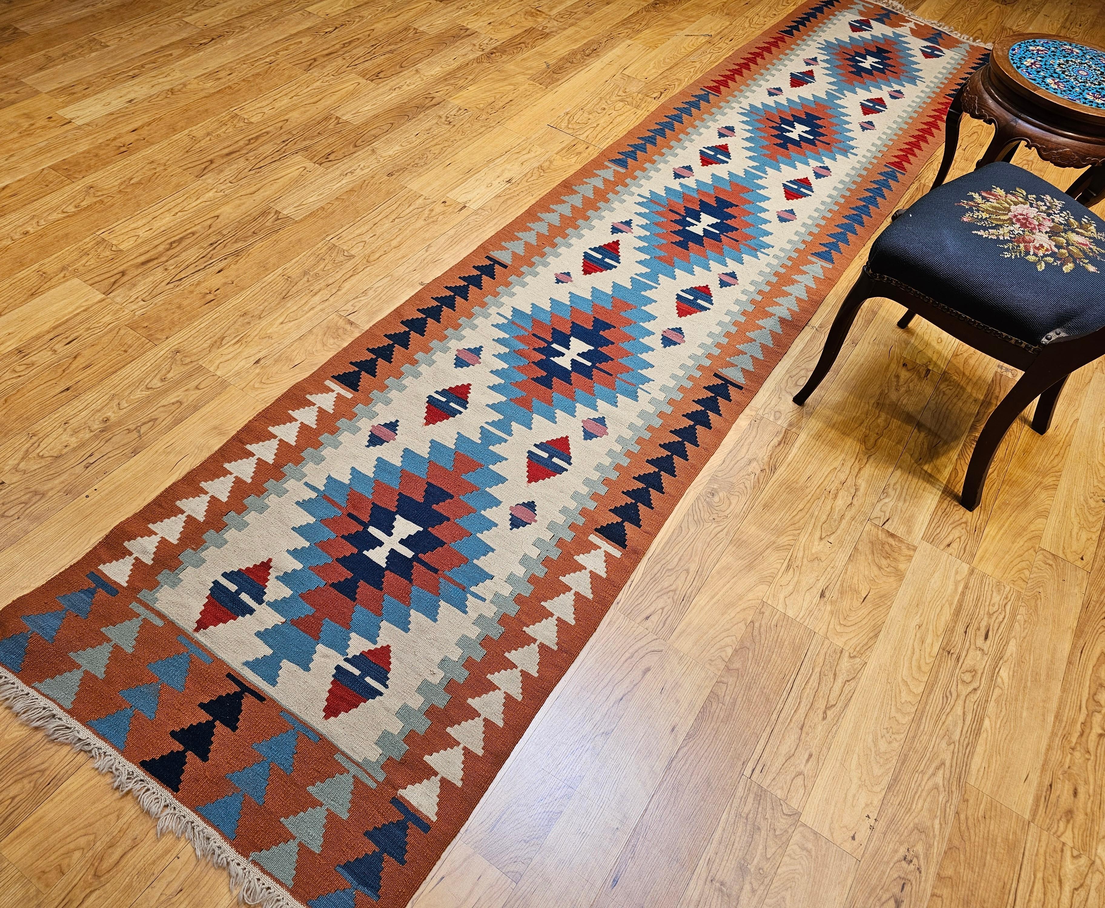 Alfombra Turca Oushak Vintage con Diseño Sudoeste en Terracota, Azul y Marfil en venta 4