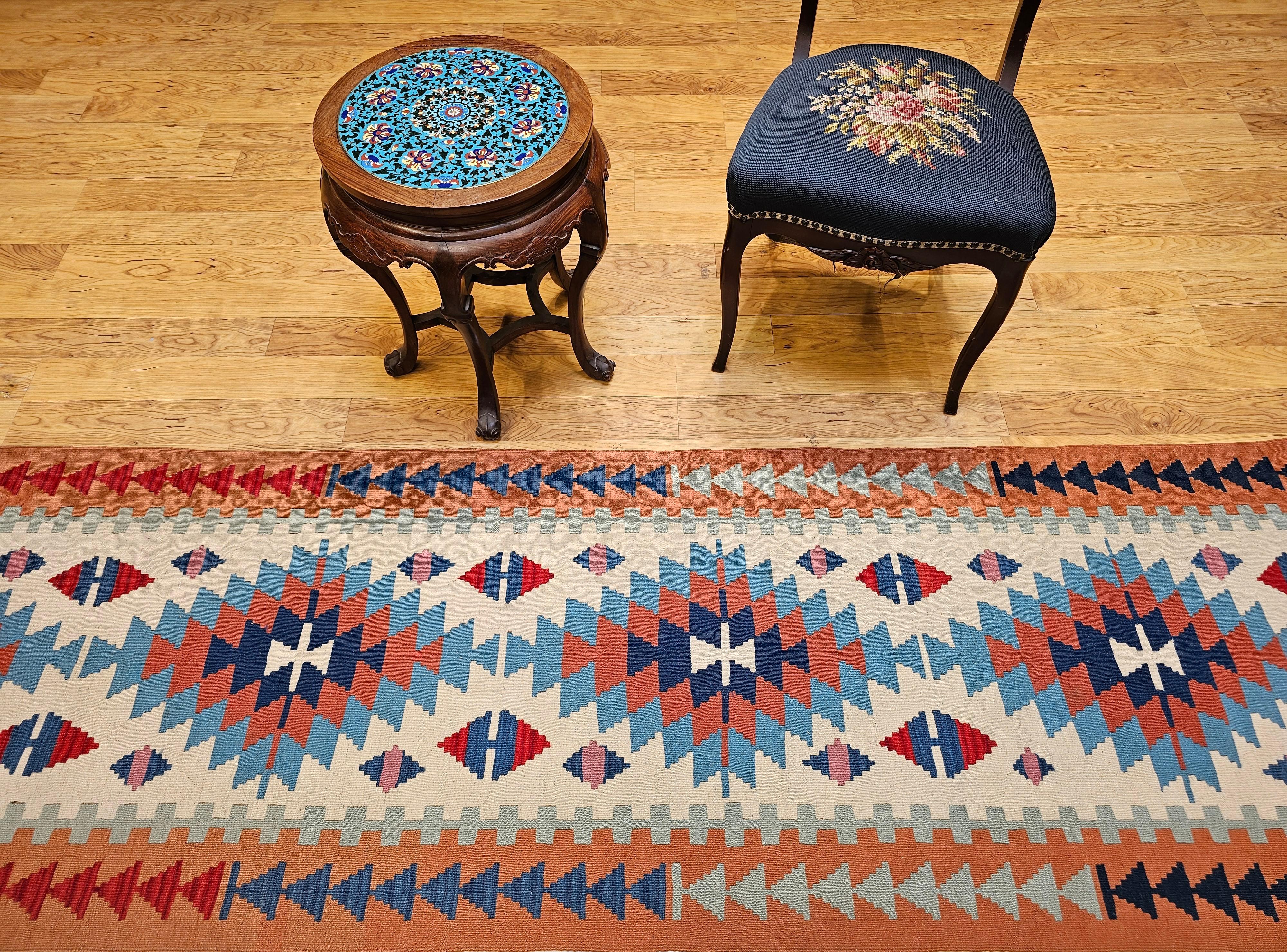 Alfombra Turca Oushak Vintage con Diseño Sudoeste en Terracota, Azul y Marfil en venta 5