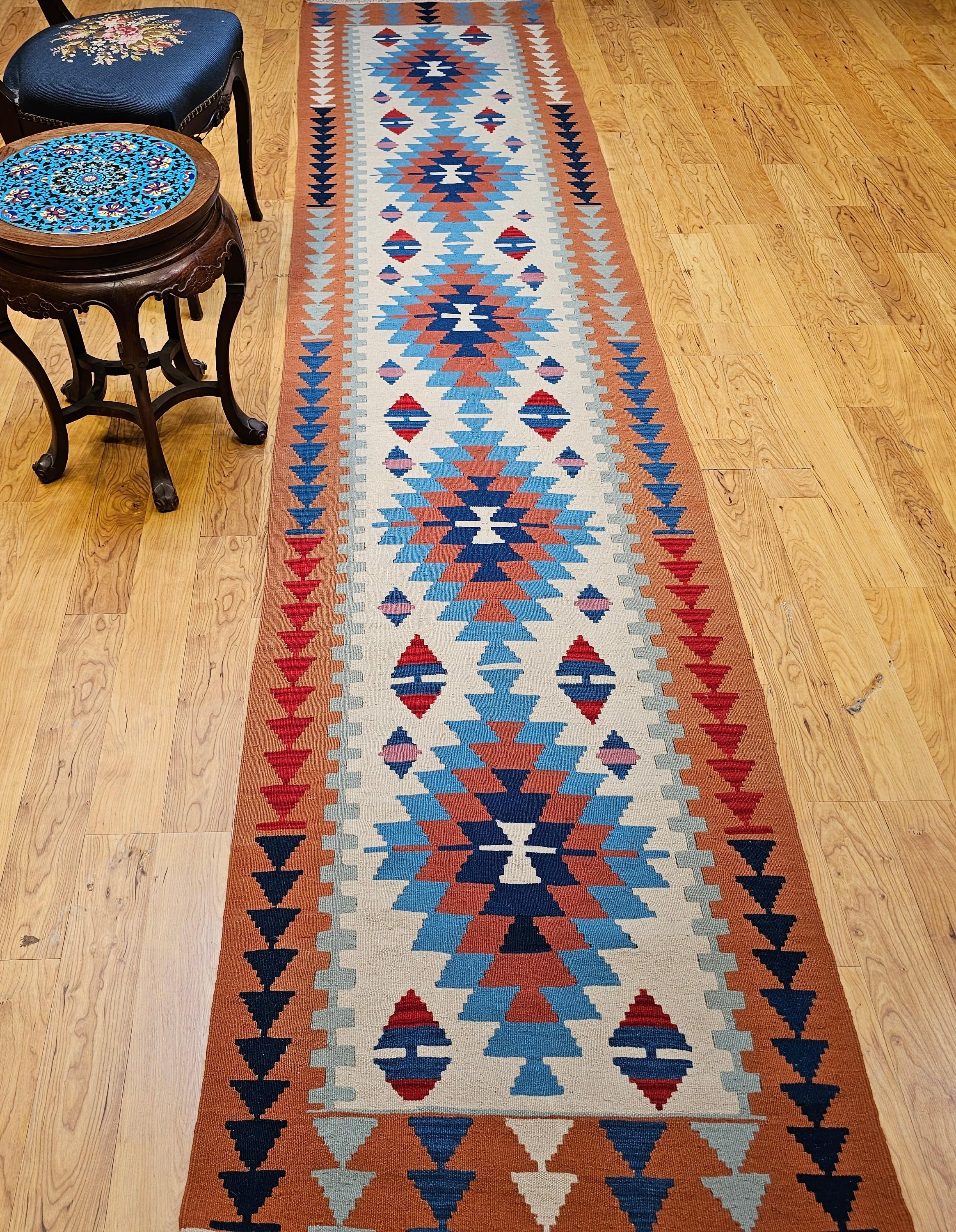 Alfombra Turca Oushak Vintage con Diseño Sudoeste en Terracota, Azul y Marfil en venta 7