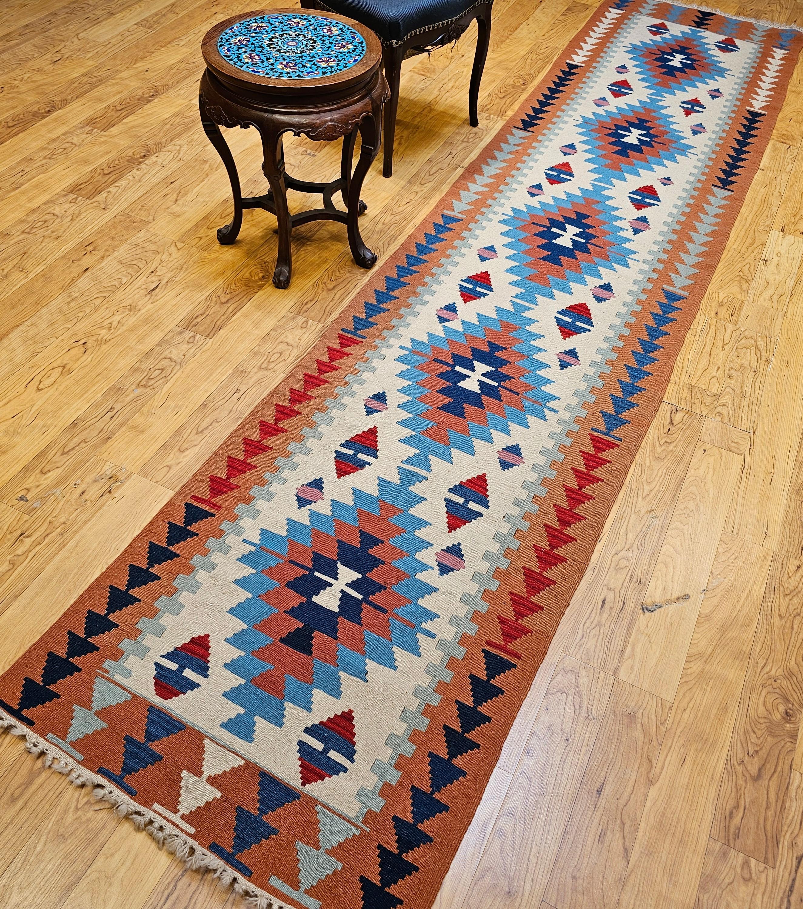 Alfombra Turca Oushak Vintage con Diseño Sudoeste en Terracota, Azul y Marfil en venta 8