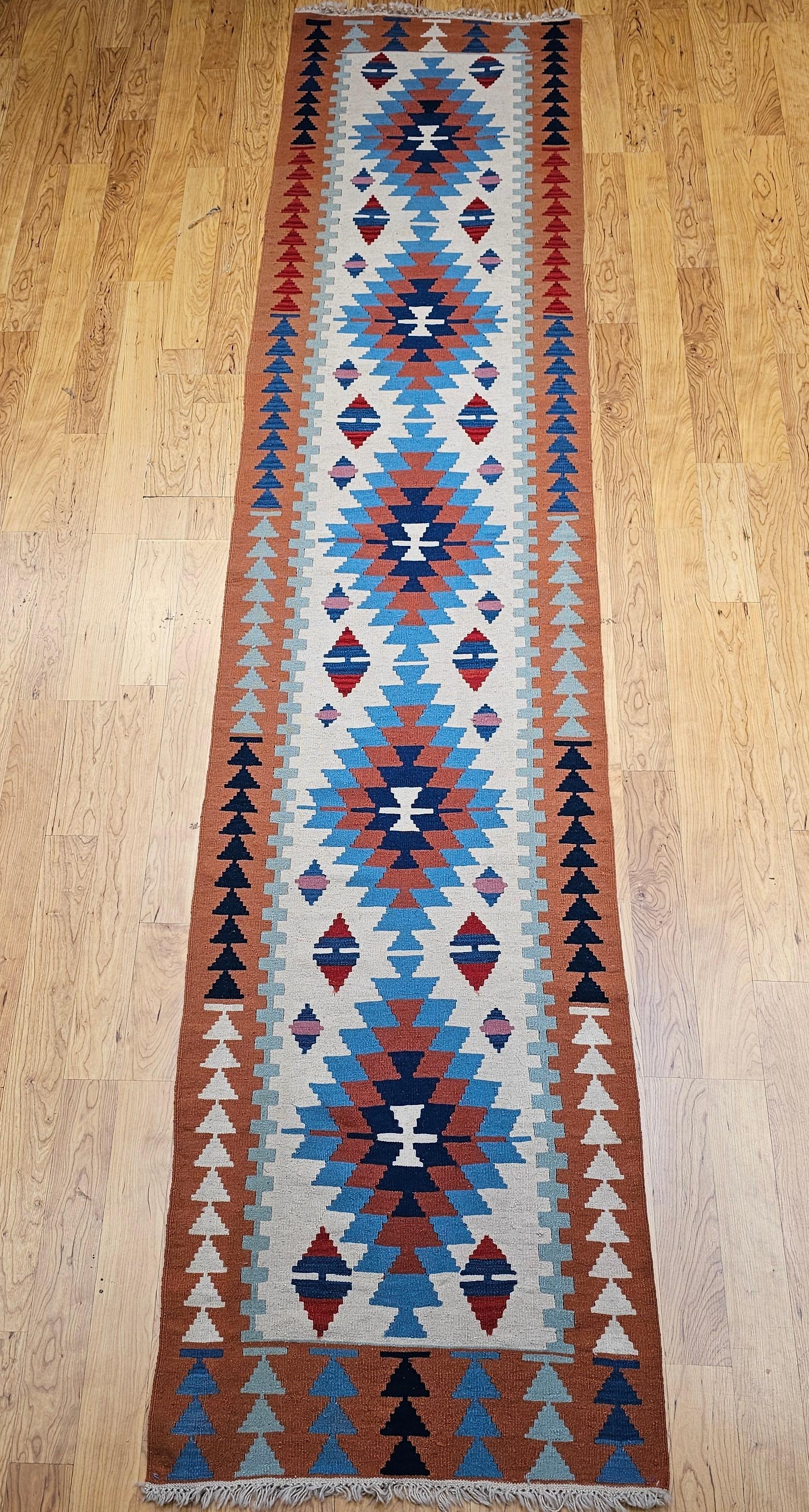 Esta alfombra Kilim turca de mediados del siglo XX, del tercer cuarto de la década de 1900, aúna maravillosamente la artesanía de Anatolia con la estética del Suroeste. Tejida con la técnica del kilim, la alfombra presenta un campo de color crema