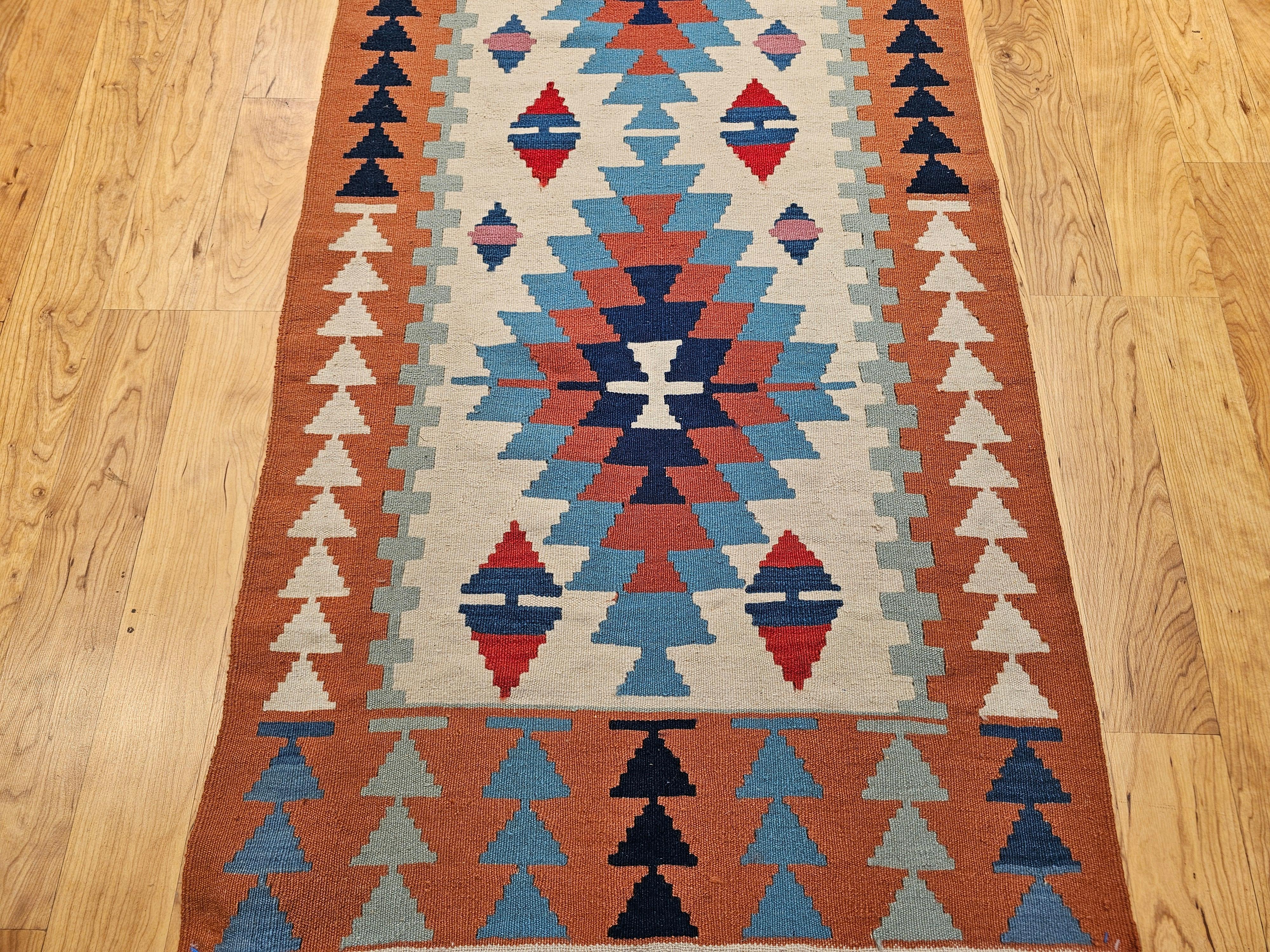 Alfombra Turca Oushak Vintage con Diseño Sudoeste en Terracota, Azul y Marfil Turco en venta
