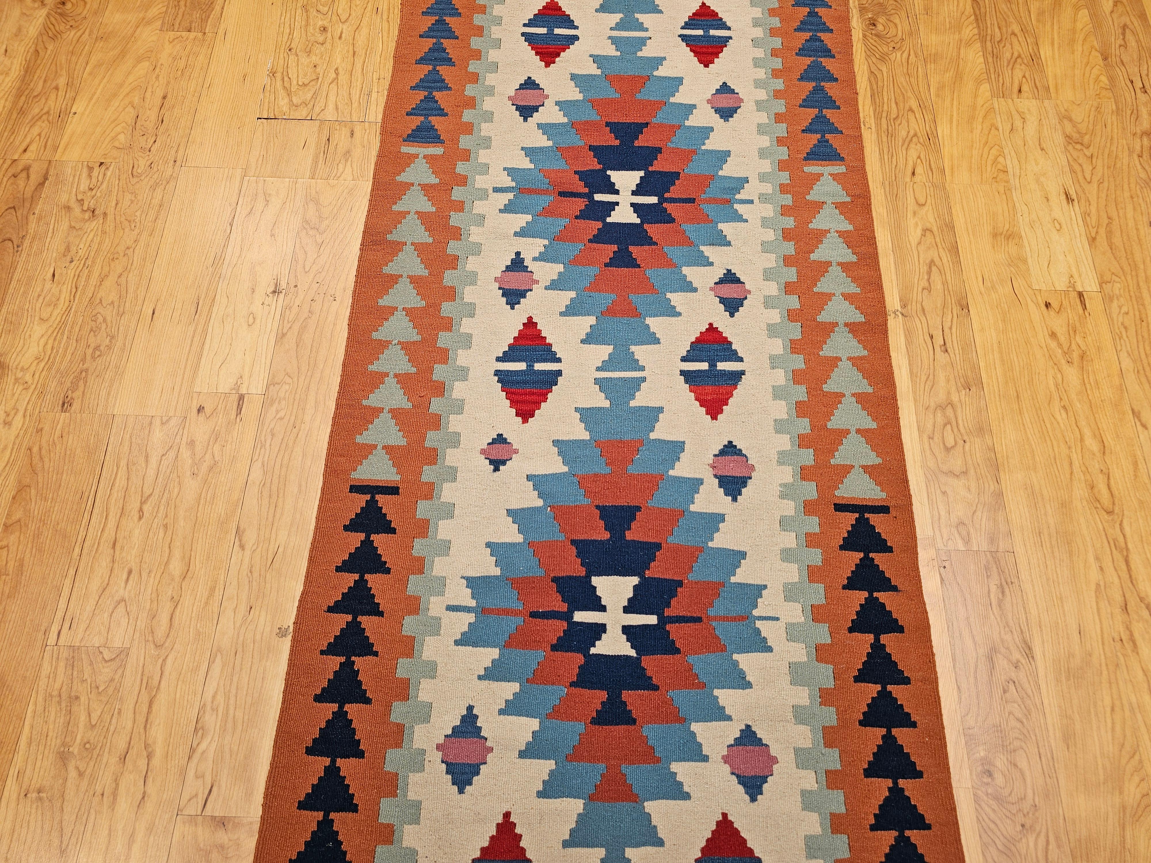 Alfombra Turca Oushak Vintage con Diseño Sudoeste en Terracota, Azul y Marfil Teñido con vegetales en venta