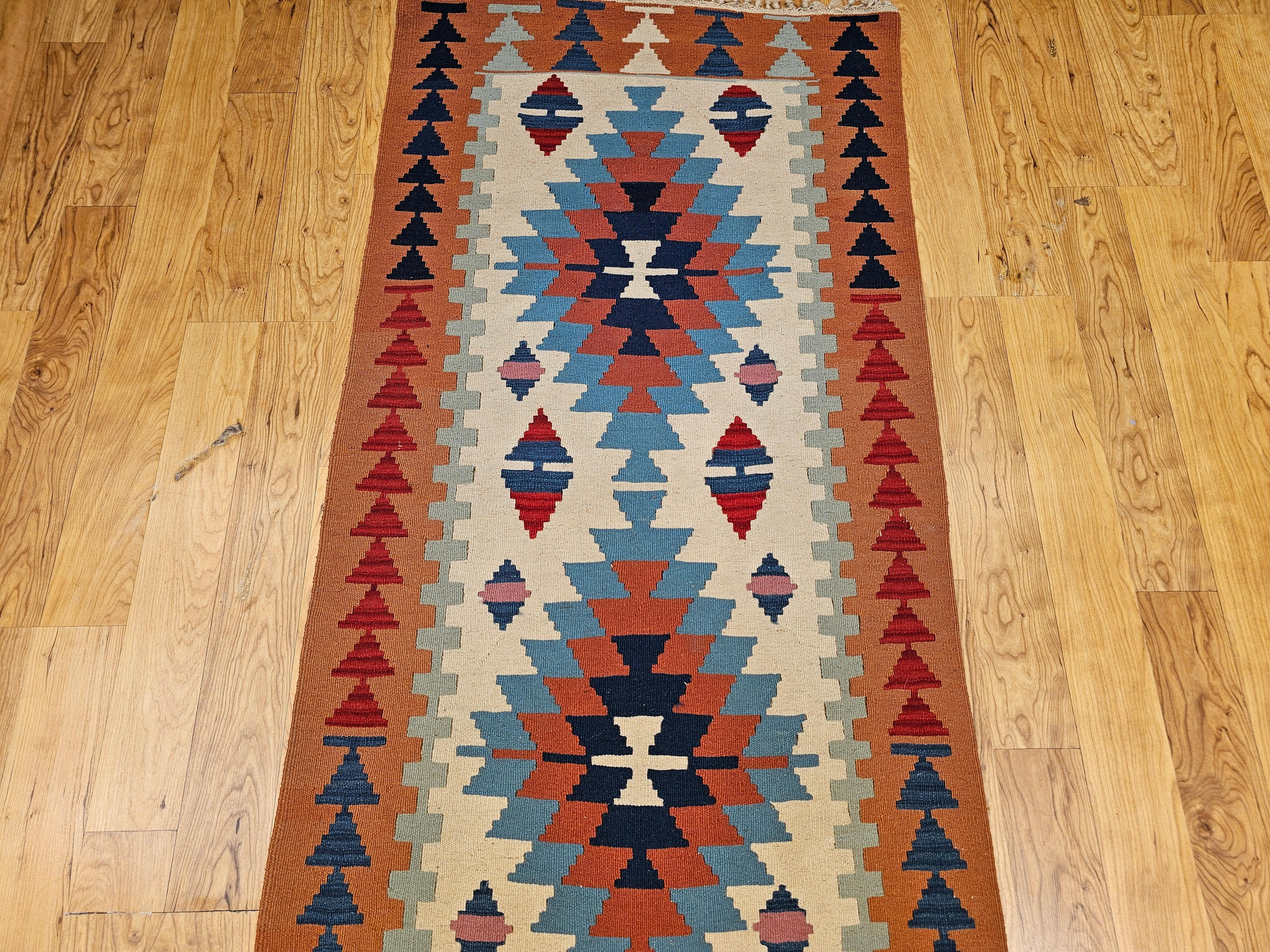 Alfombra Turca Oushak Vintage con Diseño Sudoeste en Terracota, Azul y Marfil en Bueno estado para la venta en Barrington, IL