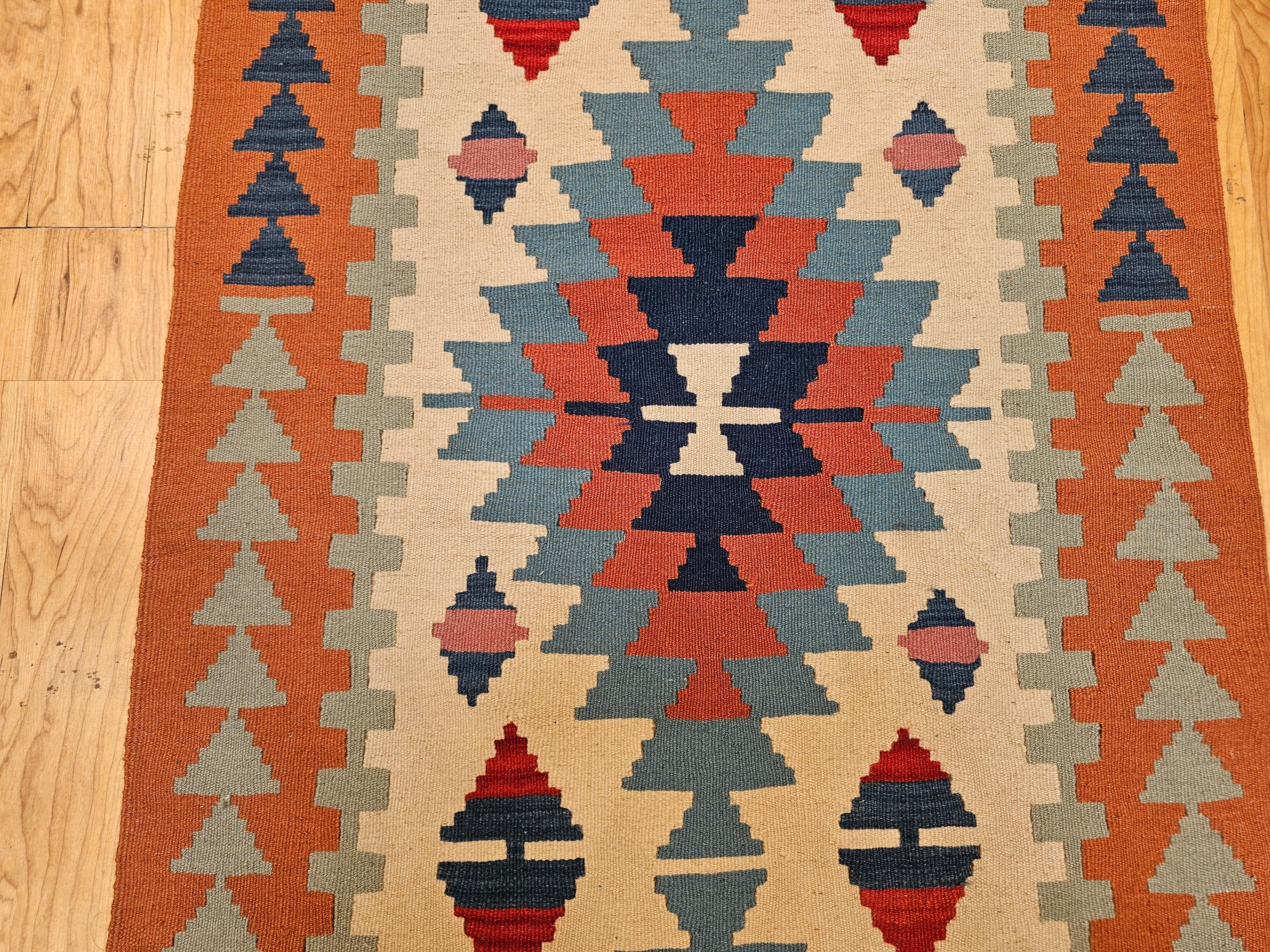 Alfombra Turca Oushak Vintage con Diseño Sudoeste en Terracota, Azul y Marfil siglo XX en venta