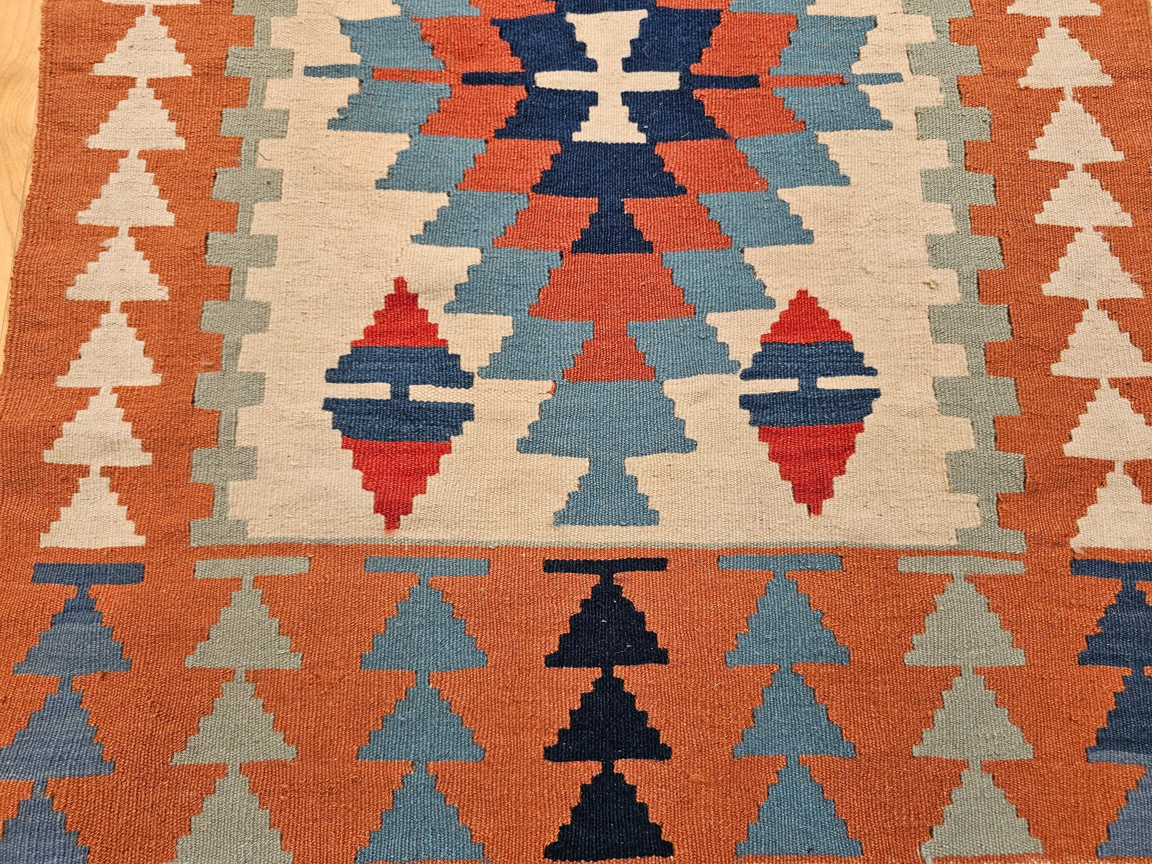 Alfombra Turca Oushak Vintage con Diseño Sudoeste en Terracota, Azul y Marfil Lana en venta