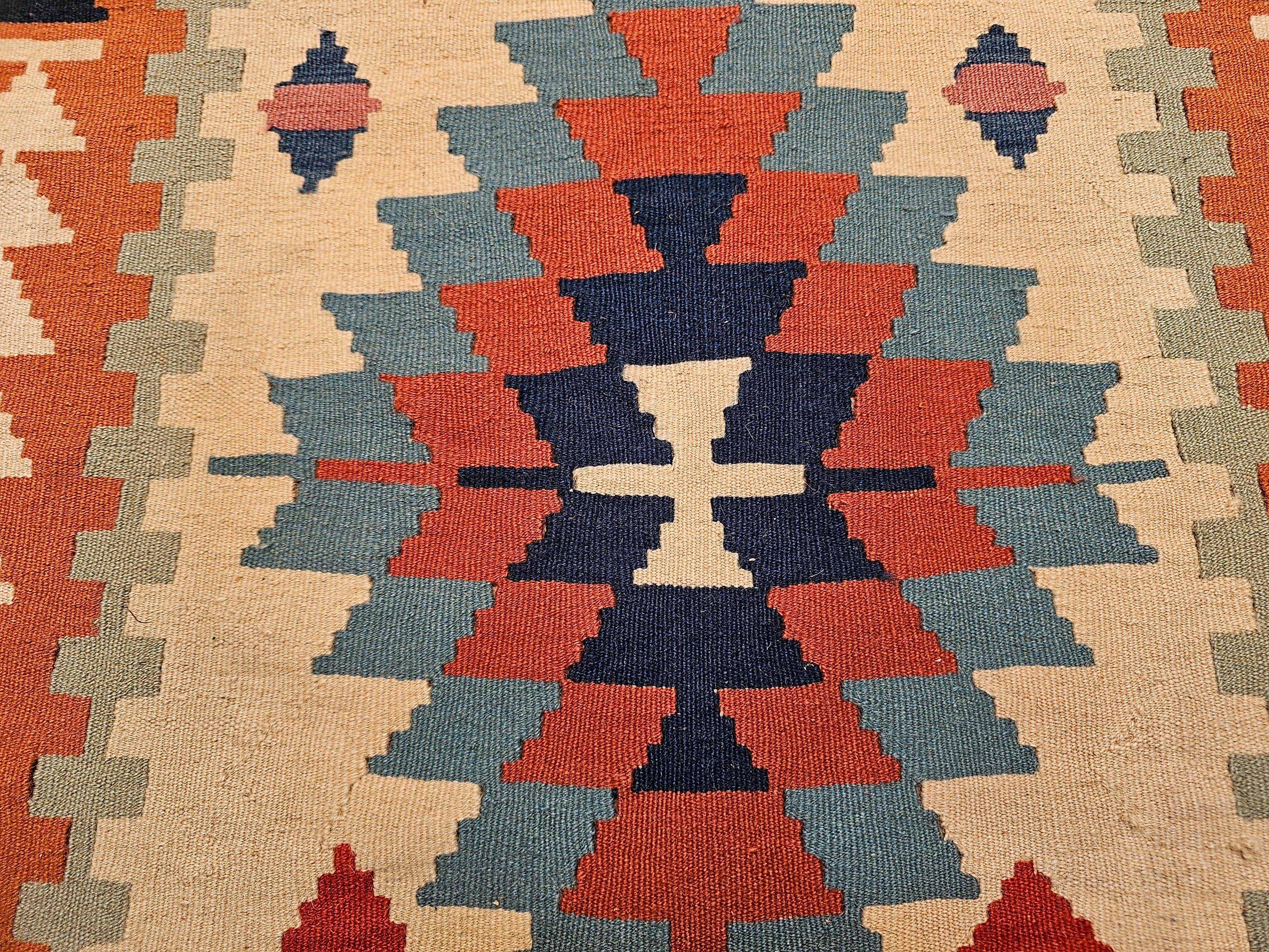 Alfombra Turca Oushak Vintage con Diseño Sudoeste en Terracota, Azul y Marfil en venta 1