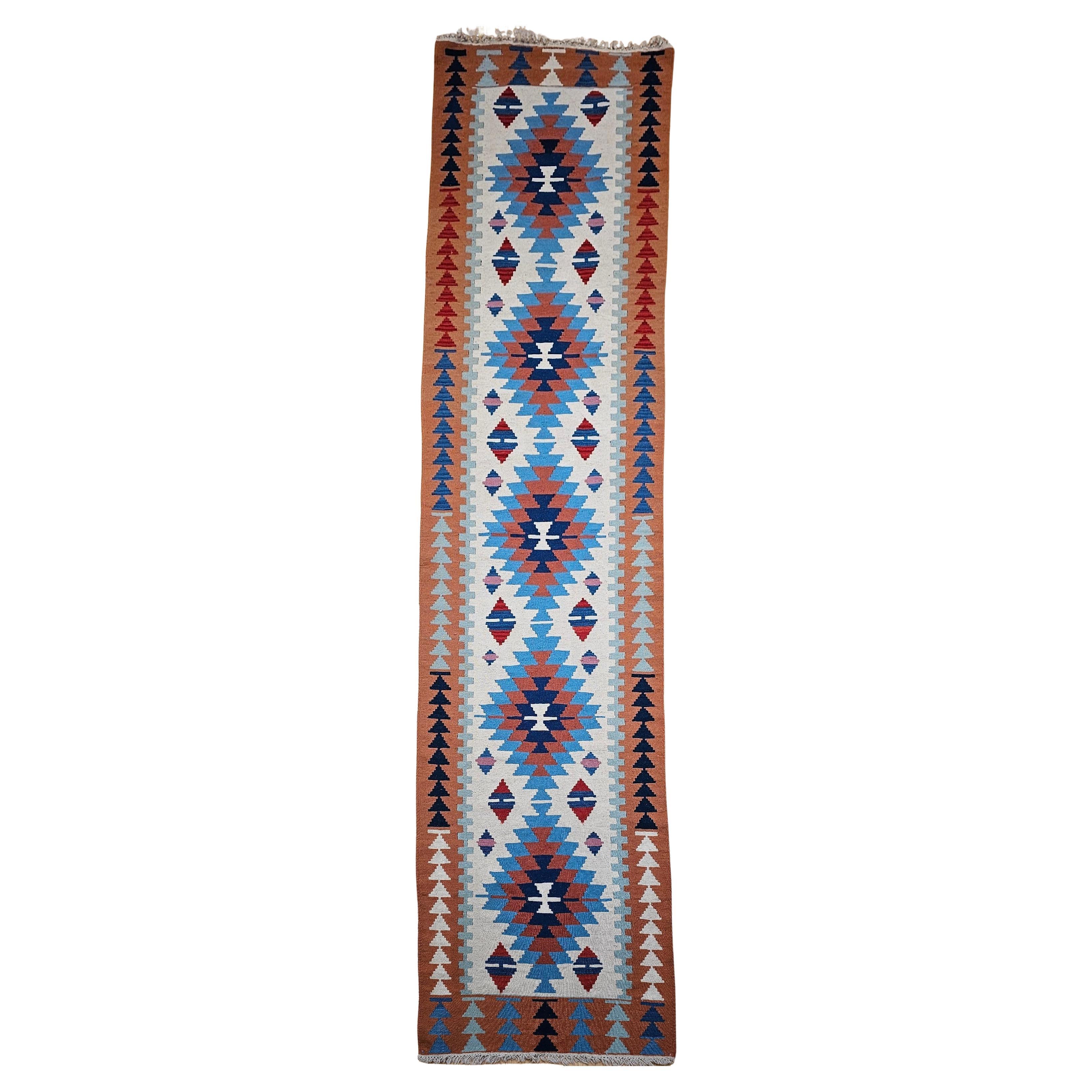 Alfombra Turca Oushak Vintage con Diseño Sudoeste en Terracota, Azul y Marfil en venta