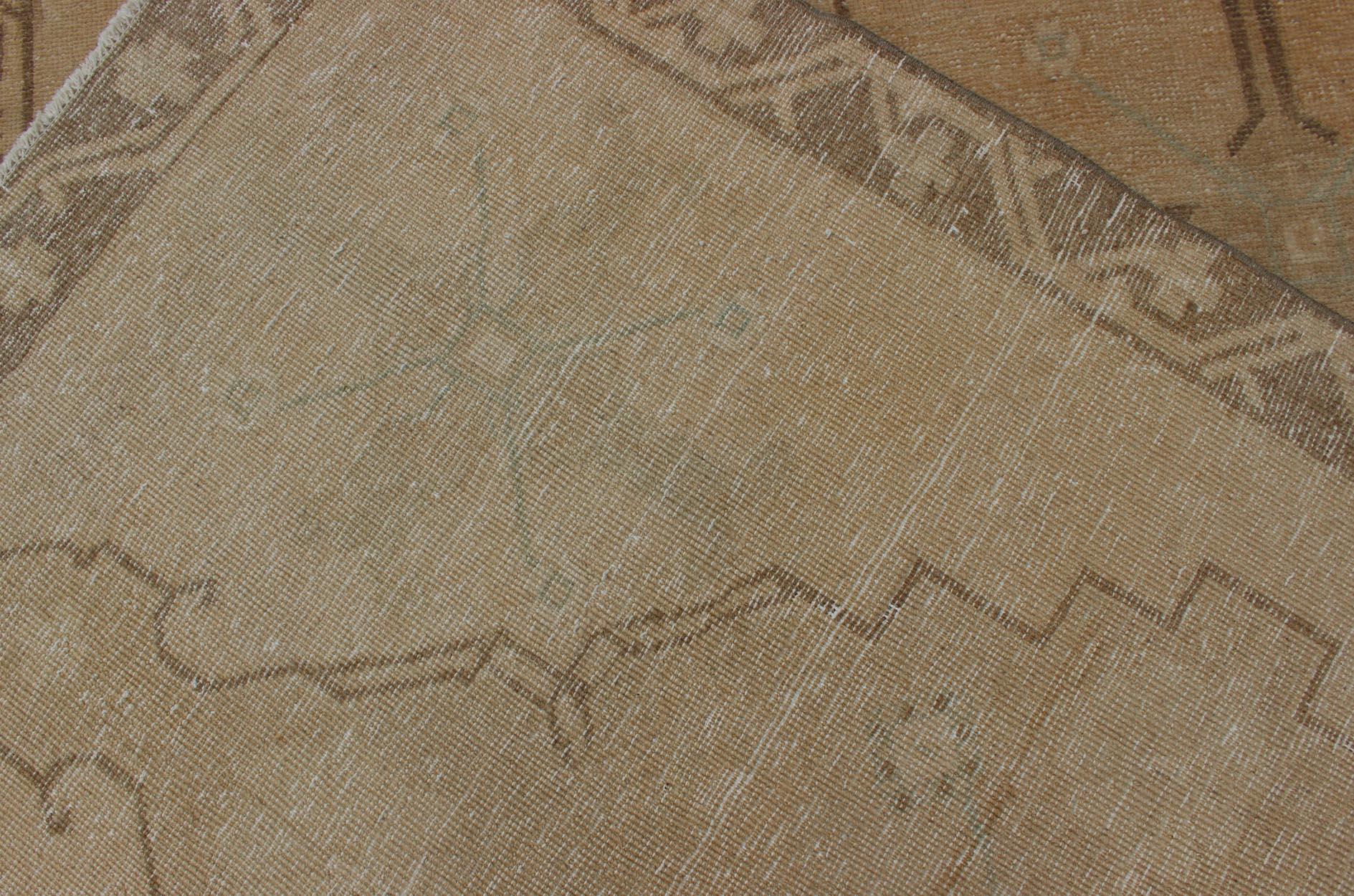 Tapis de couloir vintage turc Oushak aux couleurs neutres et chaudes et aux médaillons tribaux en vente 3