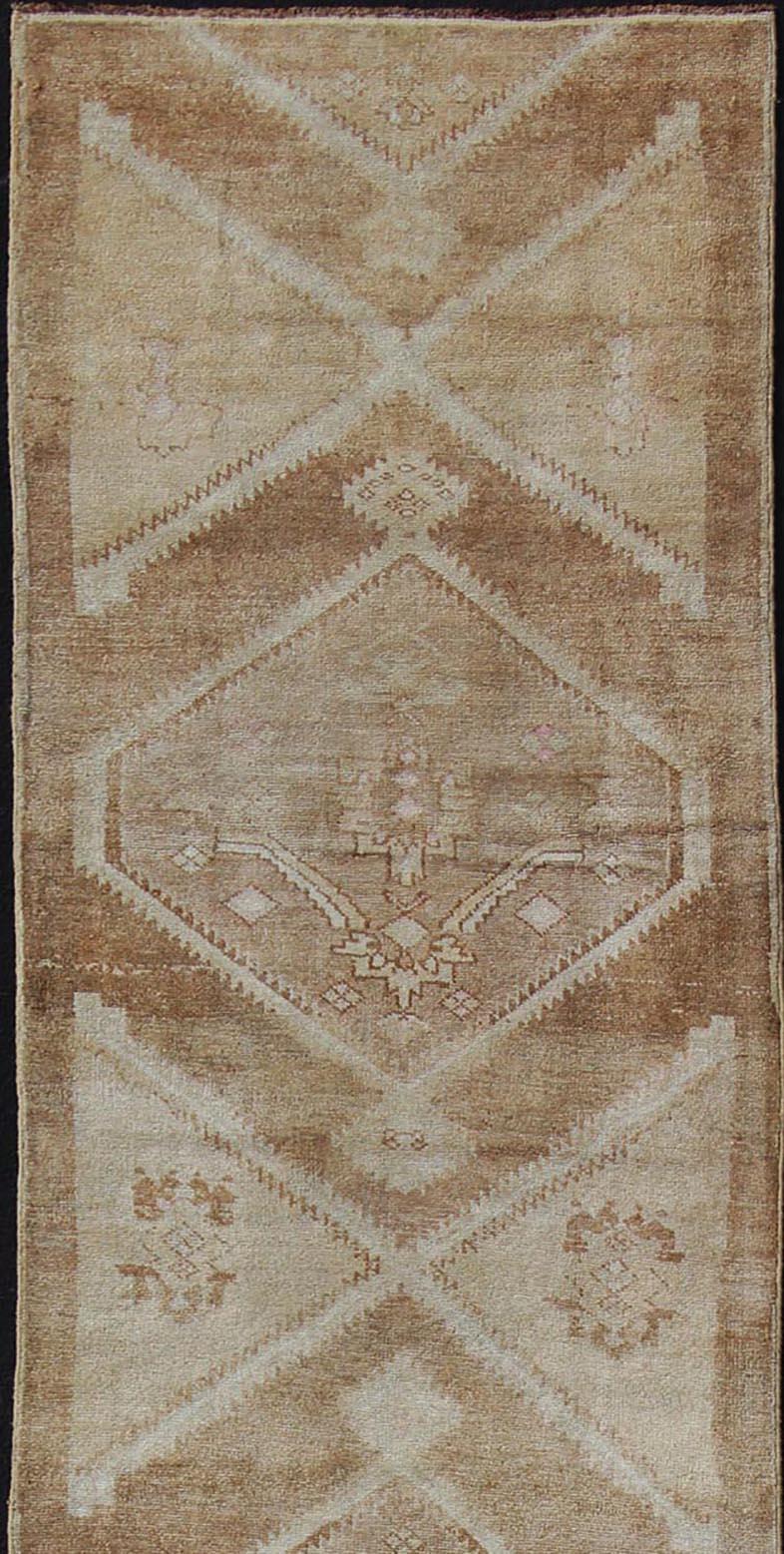 Türkischer Oushak-Läufer im Vintage-Stil in neutralen Farben mit Medaillons in Taupe, Braun und Hellbraun. Teppich/EN-176561 Keivan Woven Arts / Vintage Oushak-Läufer

Dieser Oushak-Teppich aus der Türkei aus der Mitte des 20. Jahrhunderts