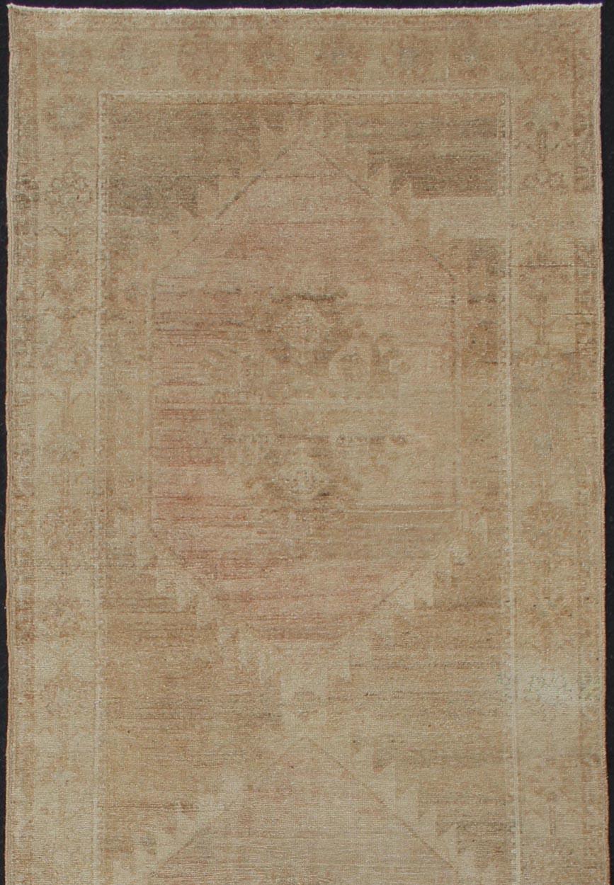 breiter und langer türkischer Oushak-Läufer in neutralen Farben mit Medaillons in Taupe, Hellbraun und Taupe. rug/TU-ALK-3590. 
Vintage Oushak Läufer

Der Oushak-Läufer aus der Türkei aus der Mitte des 20. Jahrhunderts weist im zentralen Feld ein