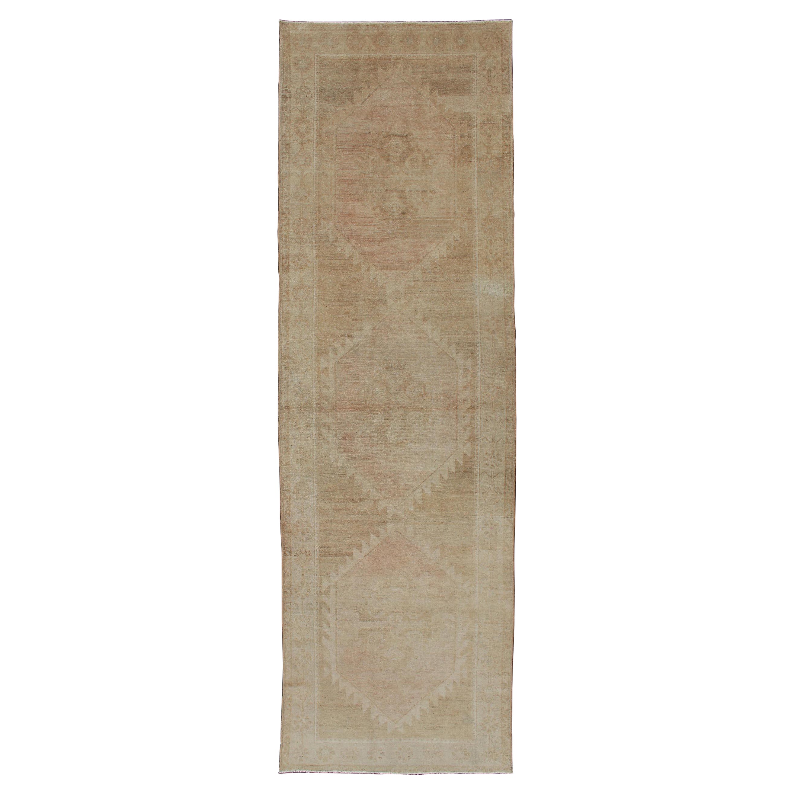 Runner Oushak turco vintage dai colori neutri con disegno tribale nei colori della terra