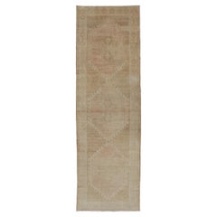 Runner Oushak turco vintage dai colori neutri con disegno tribale nei colori della terra