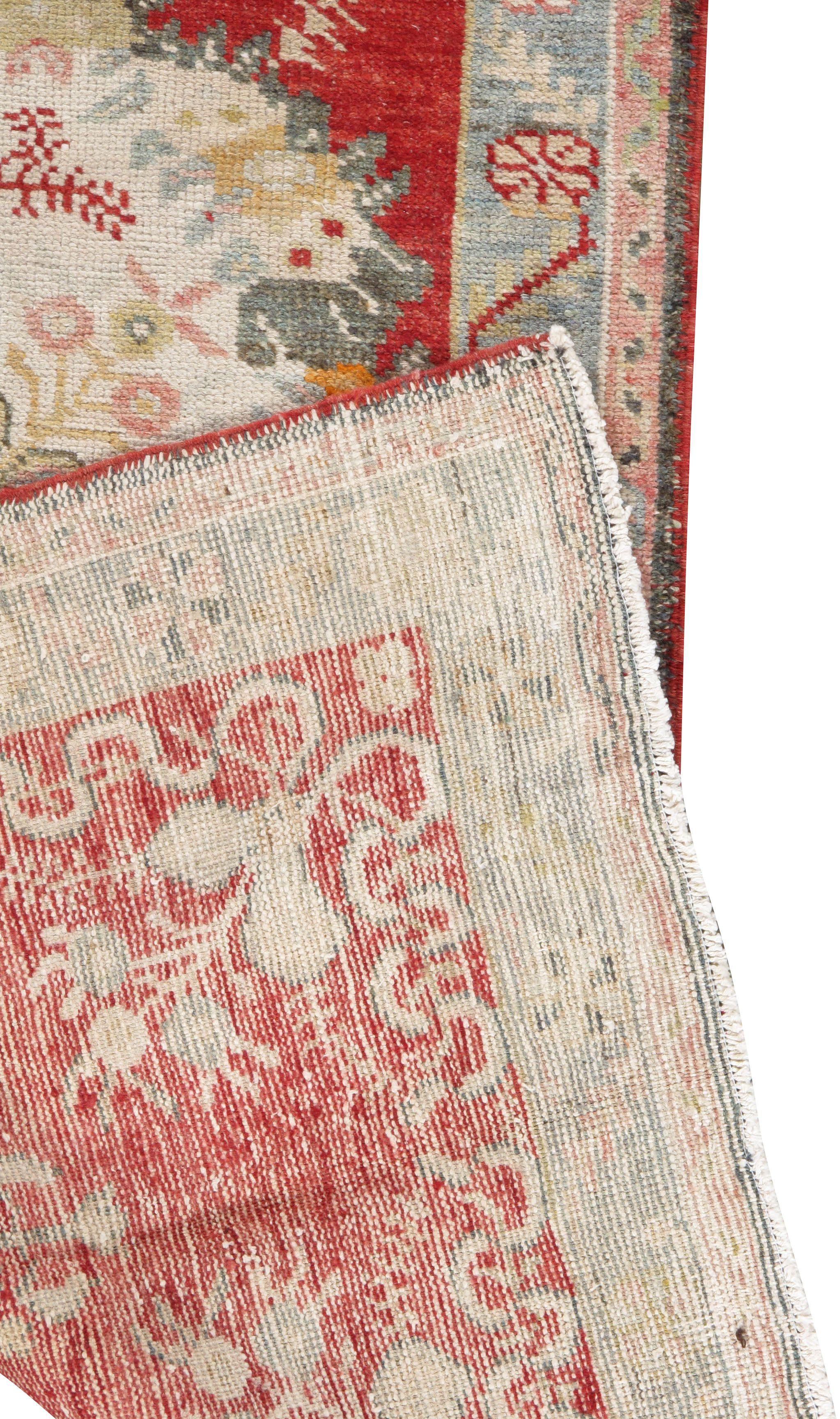 Tapis de course Oushak turc vintage, 2'11 x 11'5. Tissé à la main en Turquie où le tissage de tapis est une culture plutôt qu'un commerce. Les tapis de Turquie sont réputés pour la haute qualité de leur laine, leurs beaux motifs et leurs couleurs