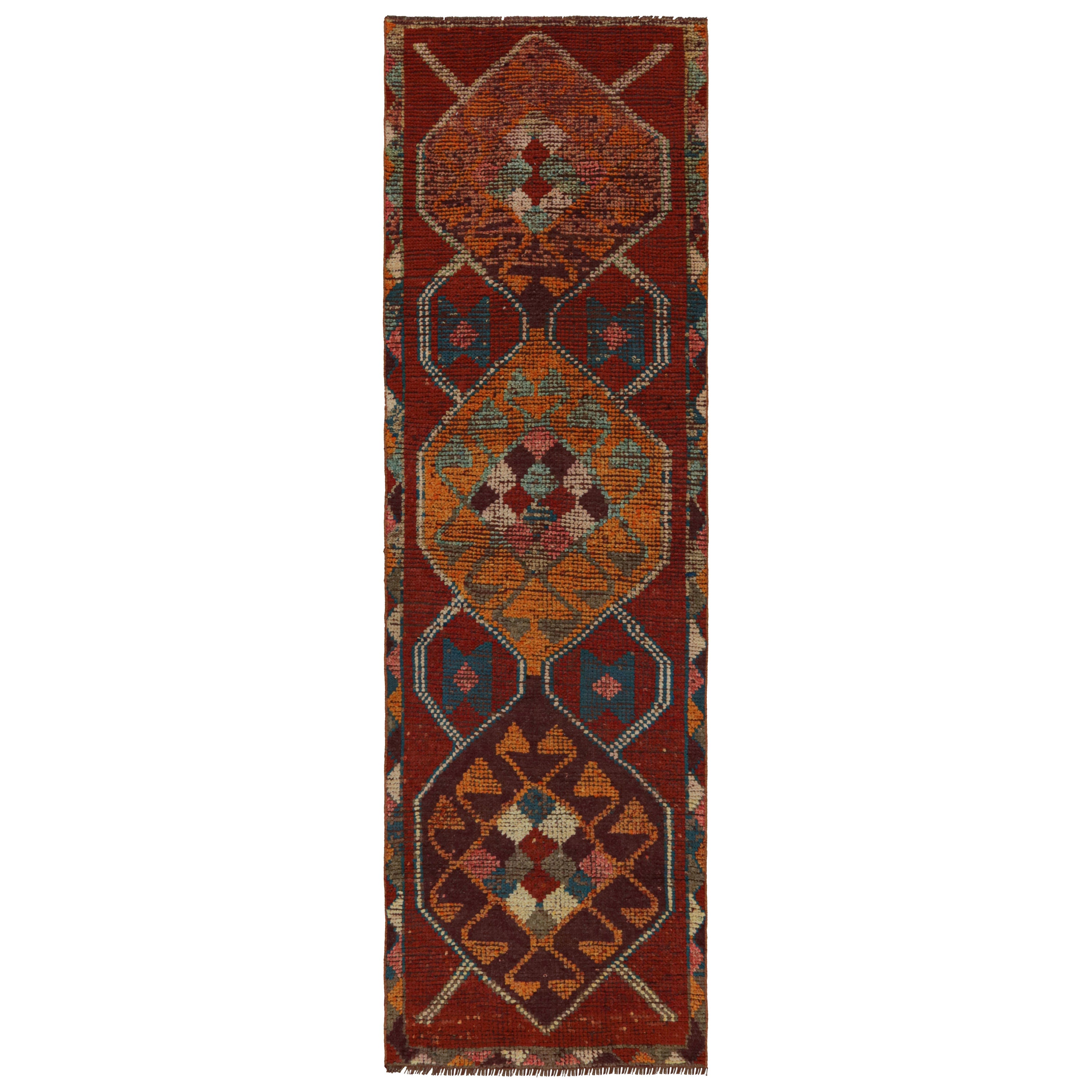 Türkischer Oushak-Läufer mit zentralem Medaillon, von Rug & Kilim
