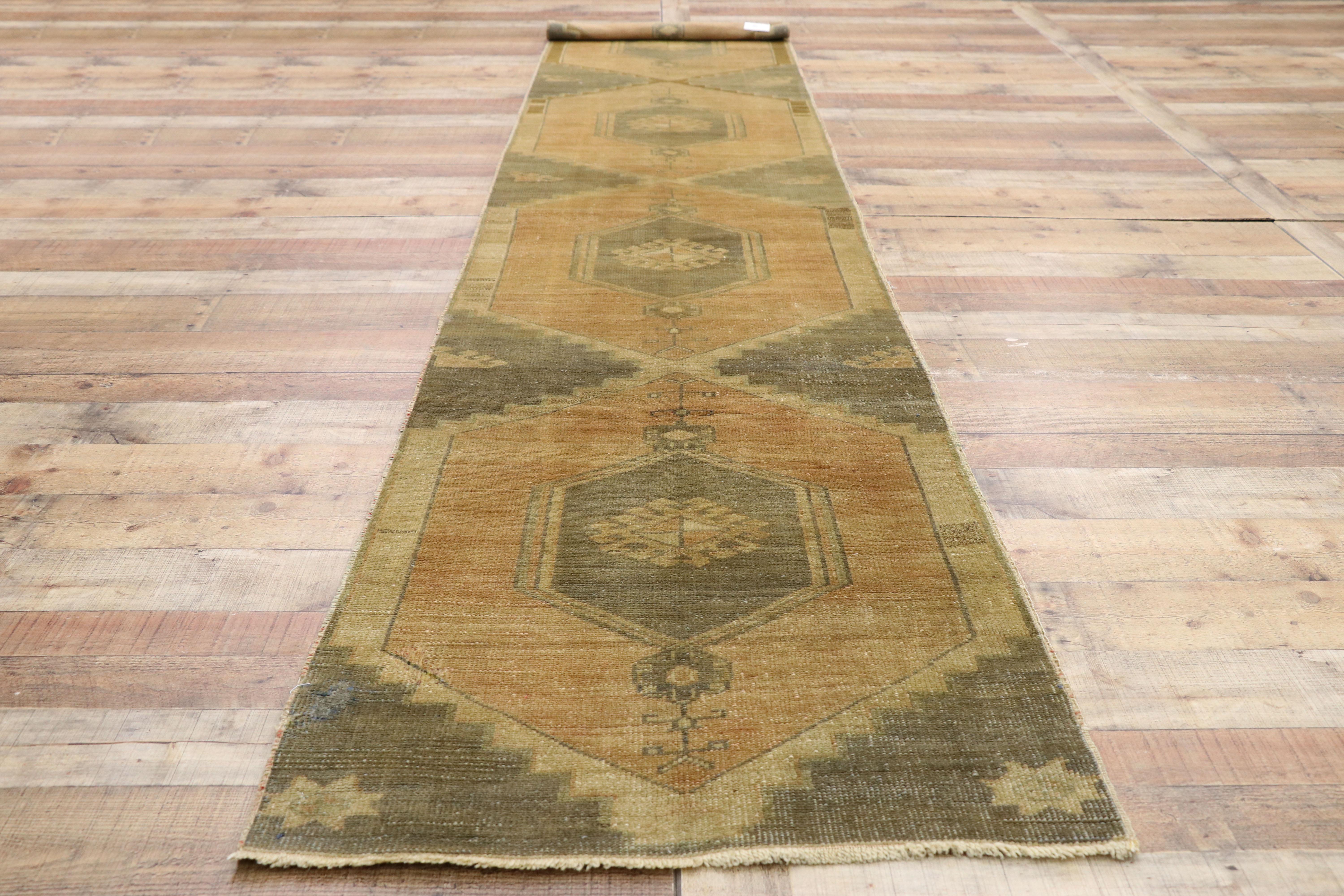XX secolo Runner turco vintage in Oushak con stile moderno di metà secolo in vendita