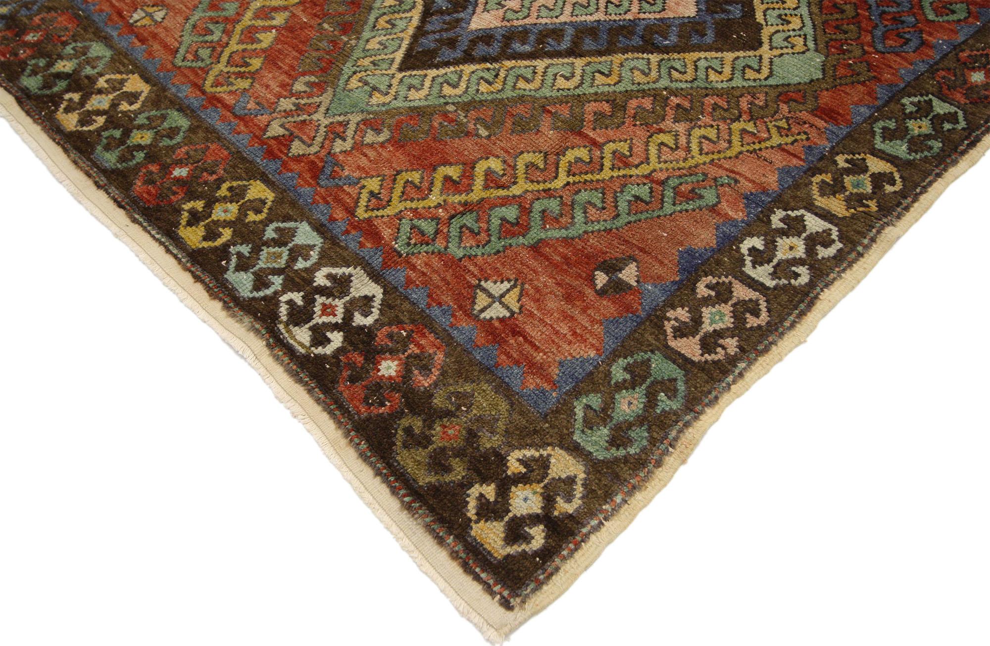 52396 Vintage Turkish Oushak Rug Runner, 03'04 x 09'10. Dieser handgeknüpfte türkische Oushak-Läufer aus Wolle zeigt drei Rautenmedaillons mit Hakenrändern und steilen, zur Mitte hin vorspringenden Zikkuraten. Die Hauptbordüre zeigt doppelte