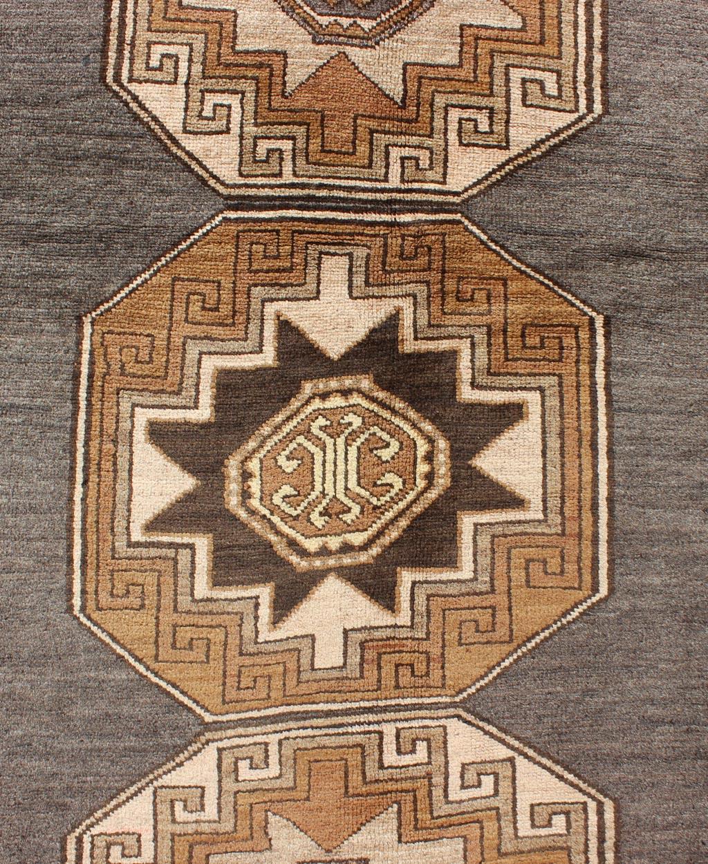 Türkischer Vintage-Oushak-Läufer mit kühnen geometrischen Medaillons in gebranntem Siena im Angebot 2