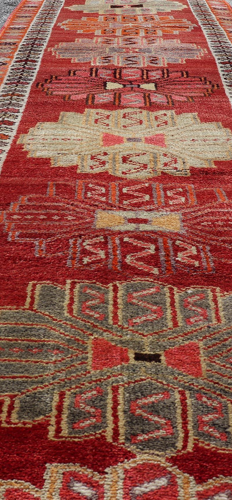 Runner turco d'epoca in Oushak con grande medaglione luminoso e colorato in vendita 3