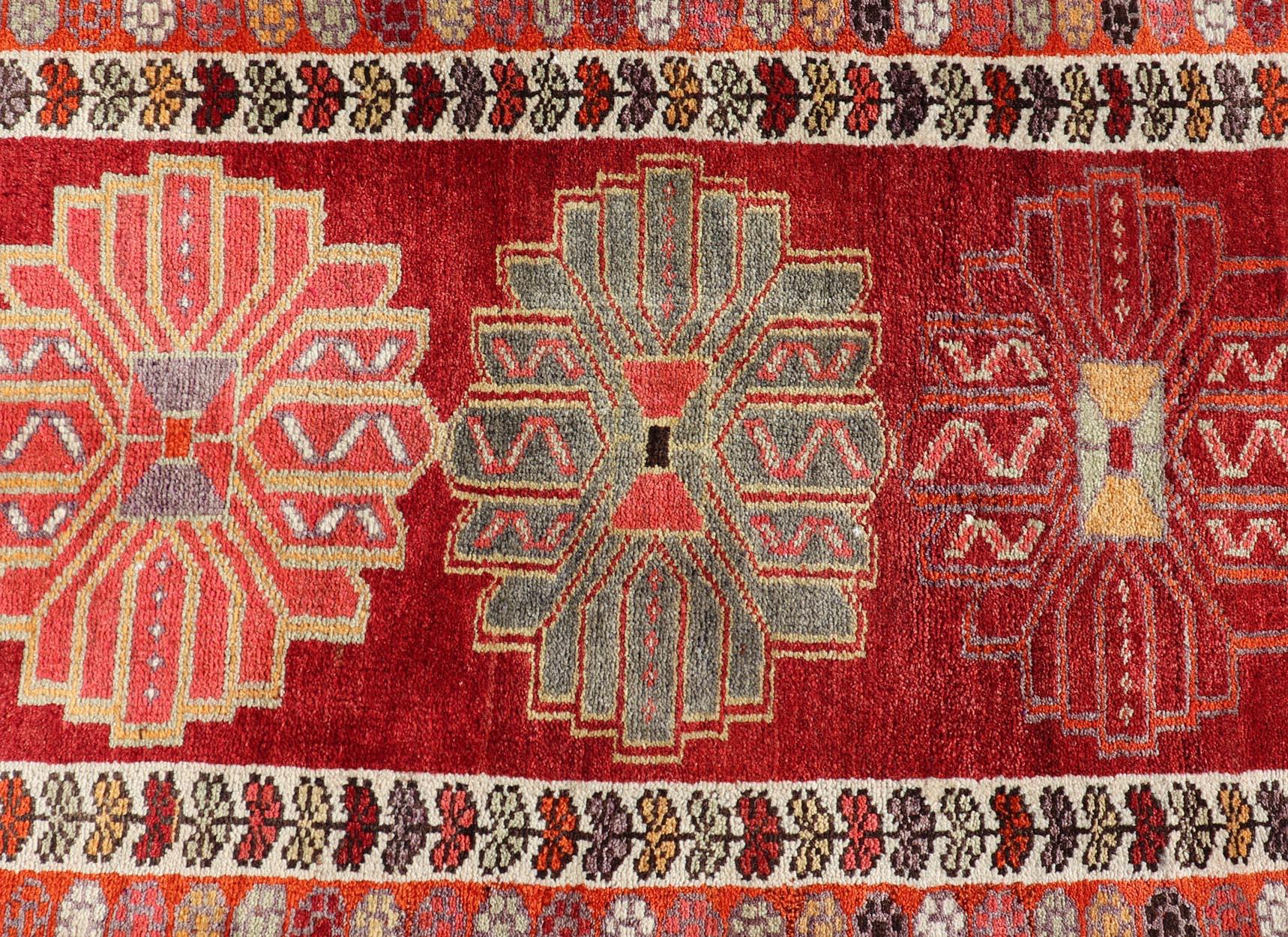 Misure: 2'11 x 15'0 
Runner turco d'epoca in Oushak con un grande disegno a medaglione luminoso e colorato. Keivan Woven Arts / tappeto TU-NED-4691, paese d'origine/tipo: Turchia / Oushak, circa metà del XX secolo.
Questo tappeto Oushak della