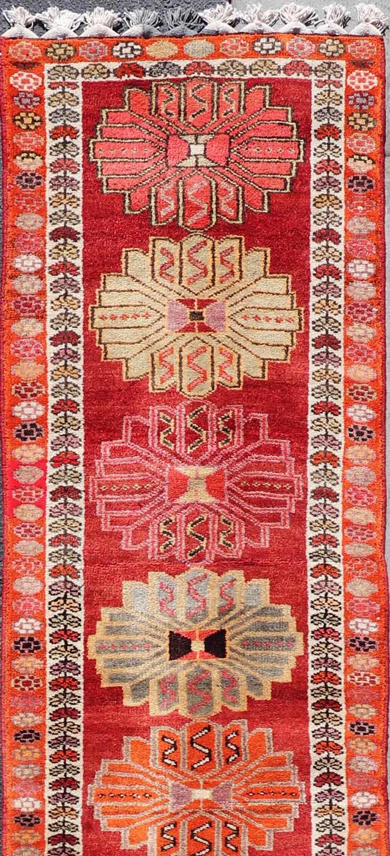 Turco Runner turco d'epoca in Oushak con grande medaglione luminoso e colorato in vendita
