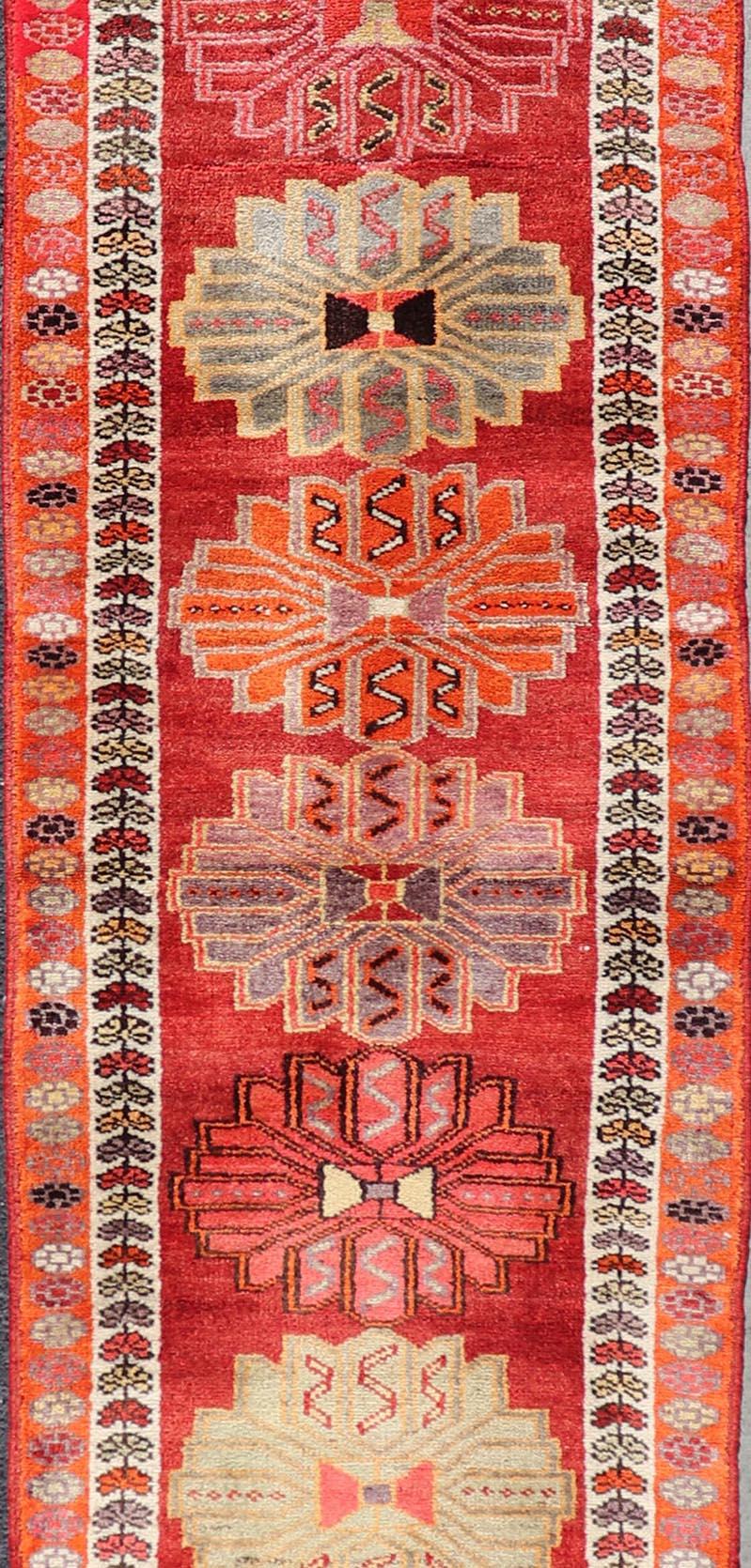 Annodato a mano Runner turco d'epoca in Oushak con grande medaglione luminoso e colorato in vendita
