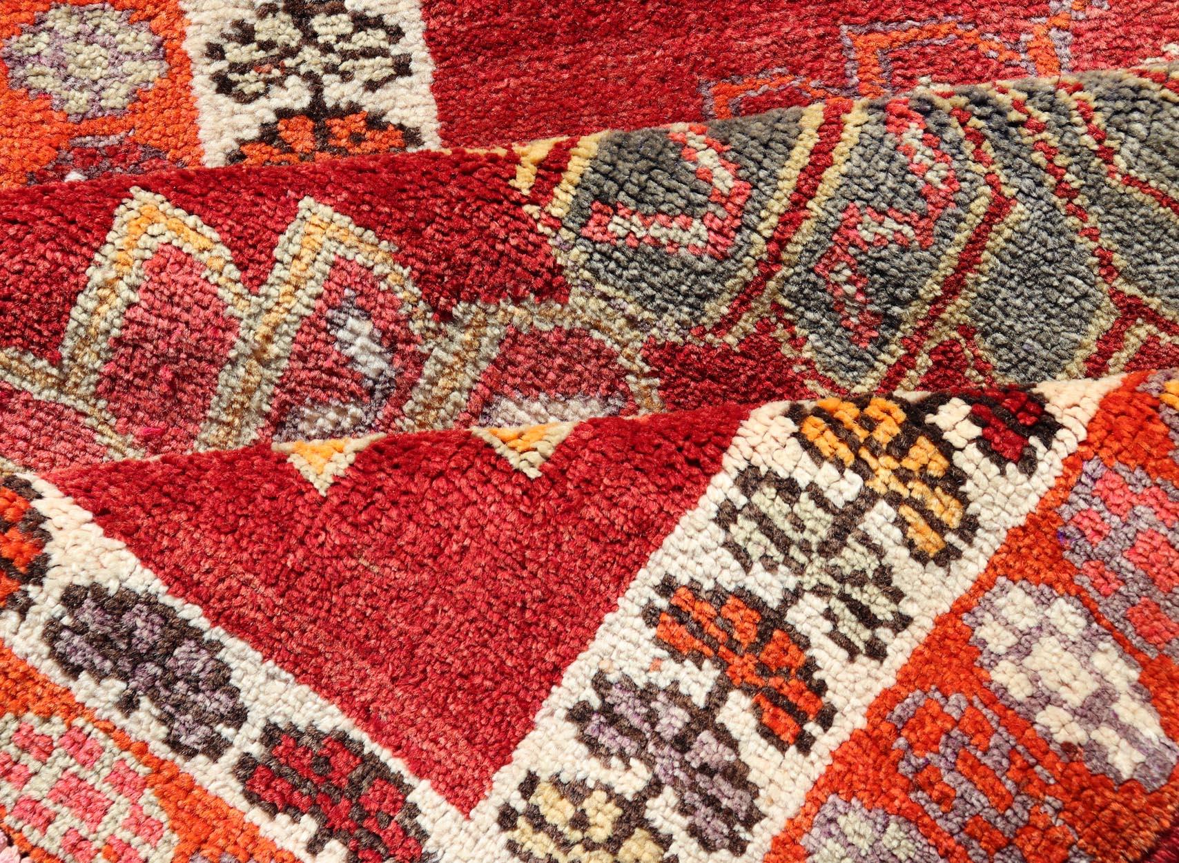 Lana Runner turco d'epoca in Oushak con grande medaglione luminoso e colorato in vendita