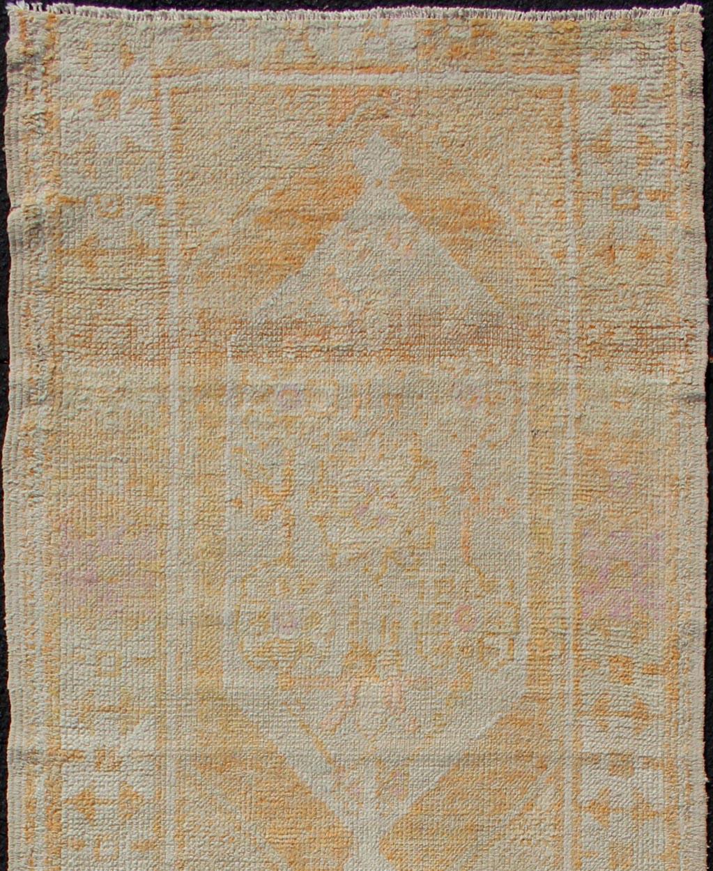 Alfombra Oushak de doble panel de Turquía con medallones, alfombra EN-176297, país de origen / tipo: Turquía / Oushak, hacia 1940

Esta alfombra turca Oushak de época presenta dos medallones separados en sus respectivos paneles. El borde