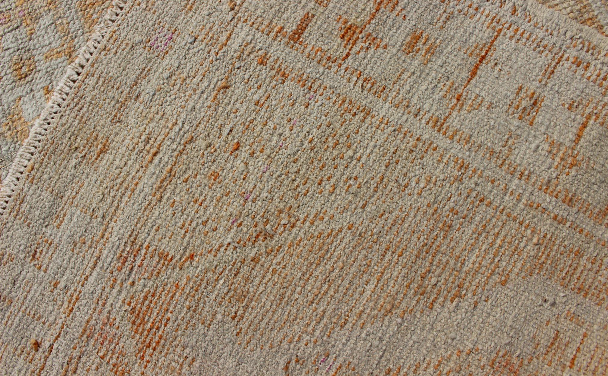 Traves de Mesa Turco Oushak Vintage con Doble Medallón en Amarillo, Crema y Naranja Claro en Bueno estado para la venta en Atlanta, GA