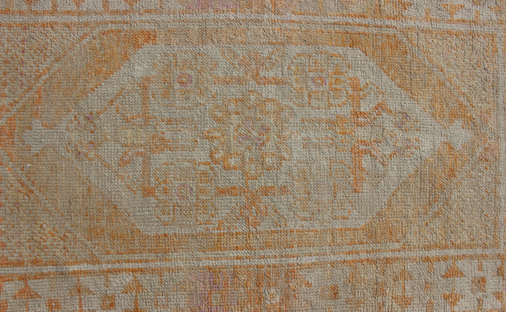 Traves de Mesa Turco Oushak Vintage con Doble Medallón en Amarillo, Crema y Naranja Claro Lana en venta