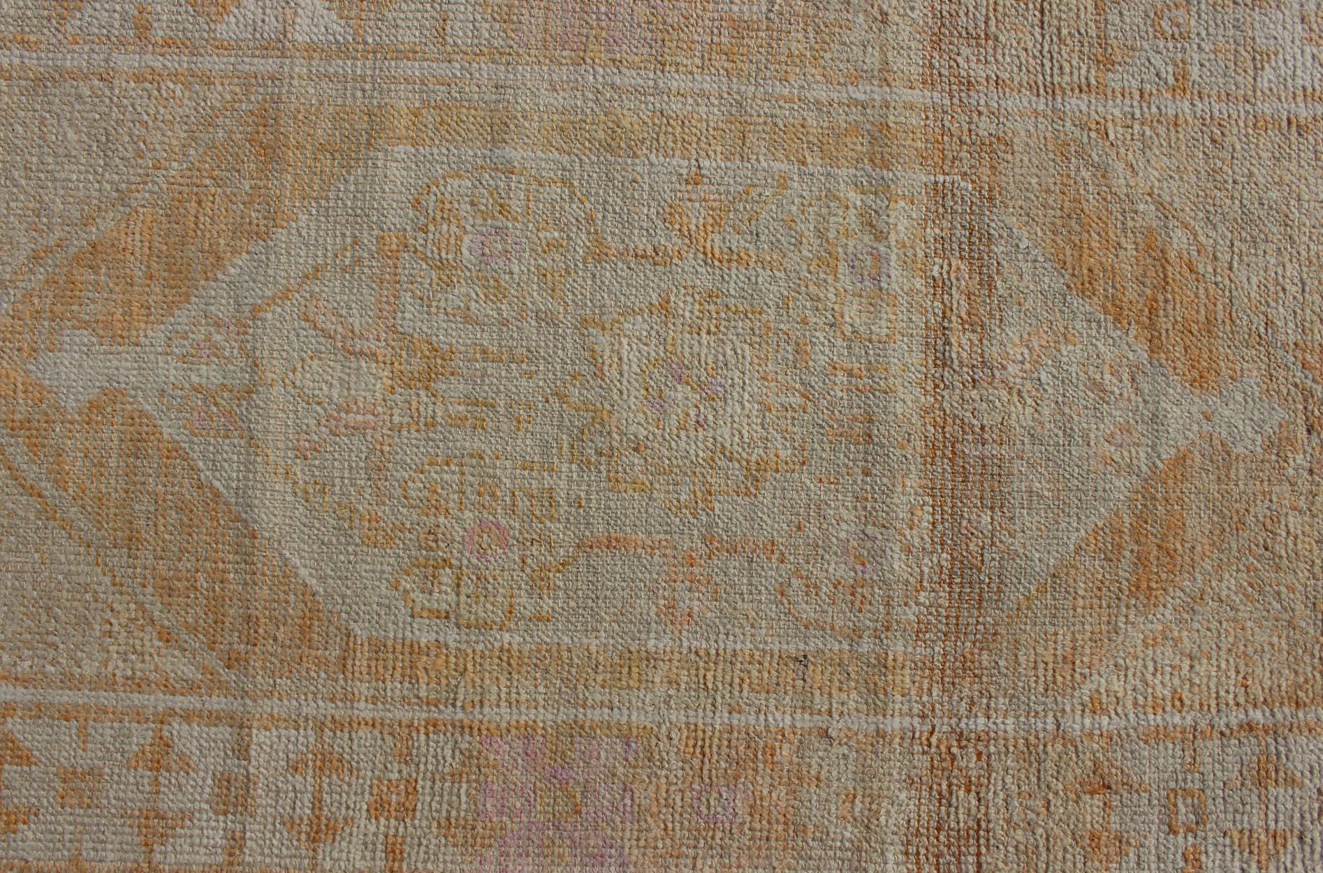 Traves de Mesa Turco Oushak Vintage con Doble Medallón en Amarillo, Crema y Naranja Claro en venta 1