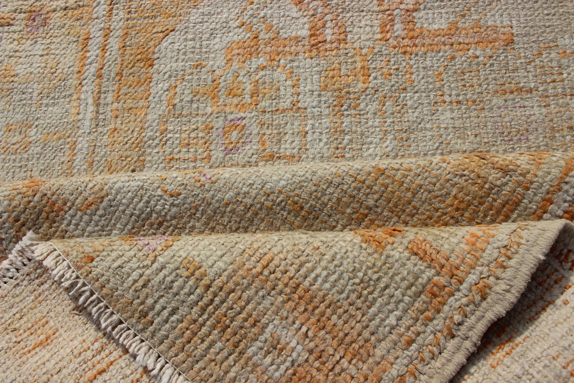 Traves de Mesa Turco Oushak Vintage con Doble Medallón en Amarillo, Crema y Naranja Claro en venta 2