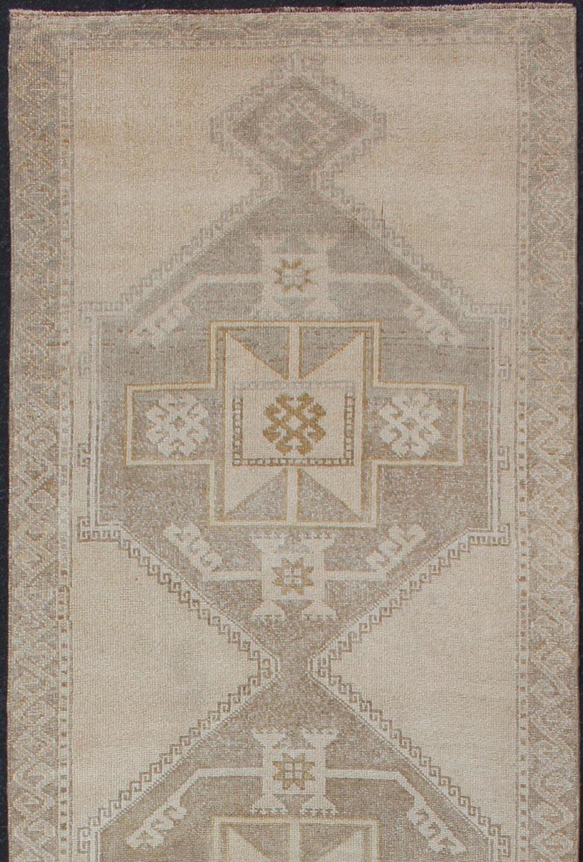 Stylized medallion Oushak carpet, Keivan Woven Arts / rug tu-alk-4885, country of origin / type: Turkey / Oushak, circa 1940

This Oushak carpet from mid-20th century Turkey features a multi-medallion design rendered in medallions. The medallions