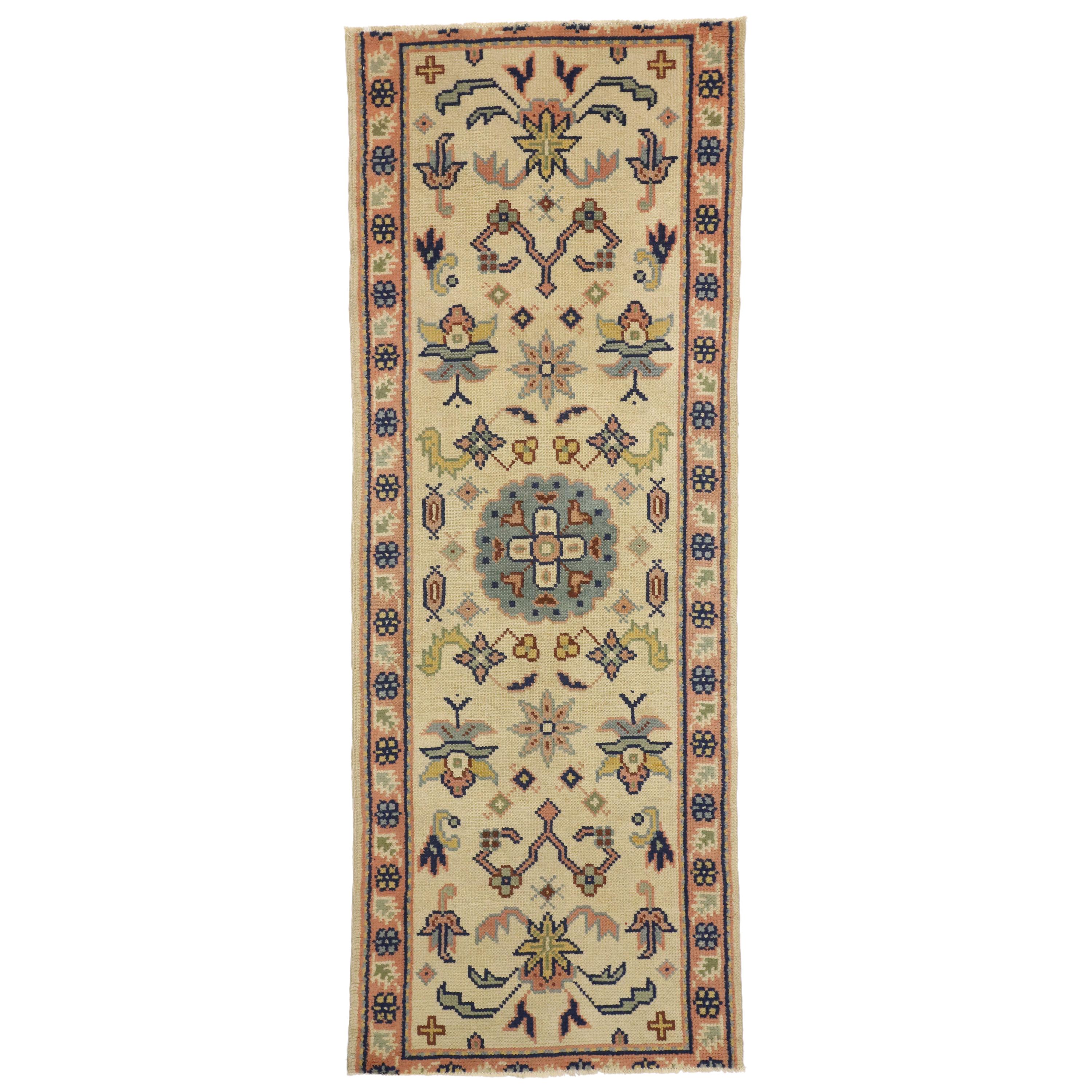 Tapis de couloir vintage turc Oushak avec cottage géorgien européen de style géorgien