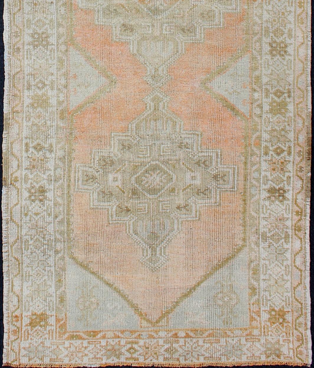 Turkish Oushak vintage carpet with geometric medallion design in faded coral, Green colors. Keivan Woven Arts  rug en-176277, country of origin / type: Turkey / Oushak, circa 1940

This Oushak rug from Turkey features a multi-medallion design