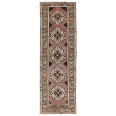 Tapis de couloir turc vintage Oushak avec médaillons à fleurs en marron lavande et taupe