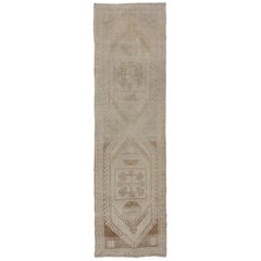 Runner turco vintage in Oushak con medaglioni floreali in colore grigio e sabbia