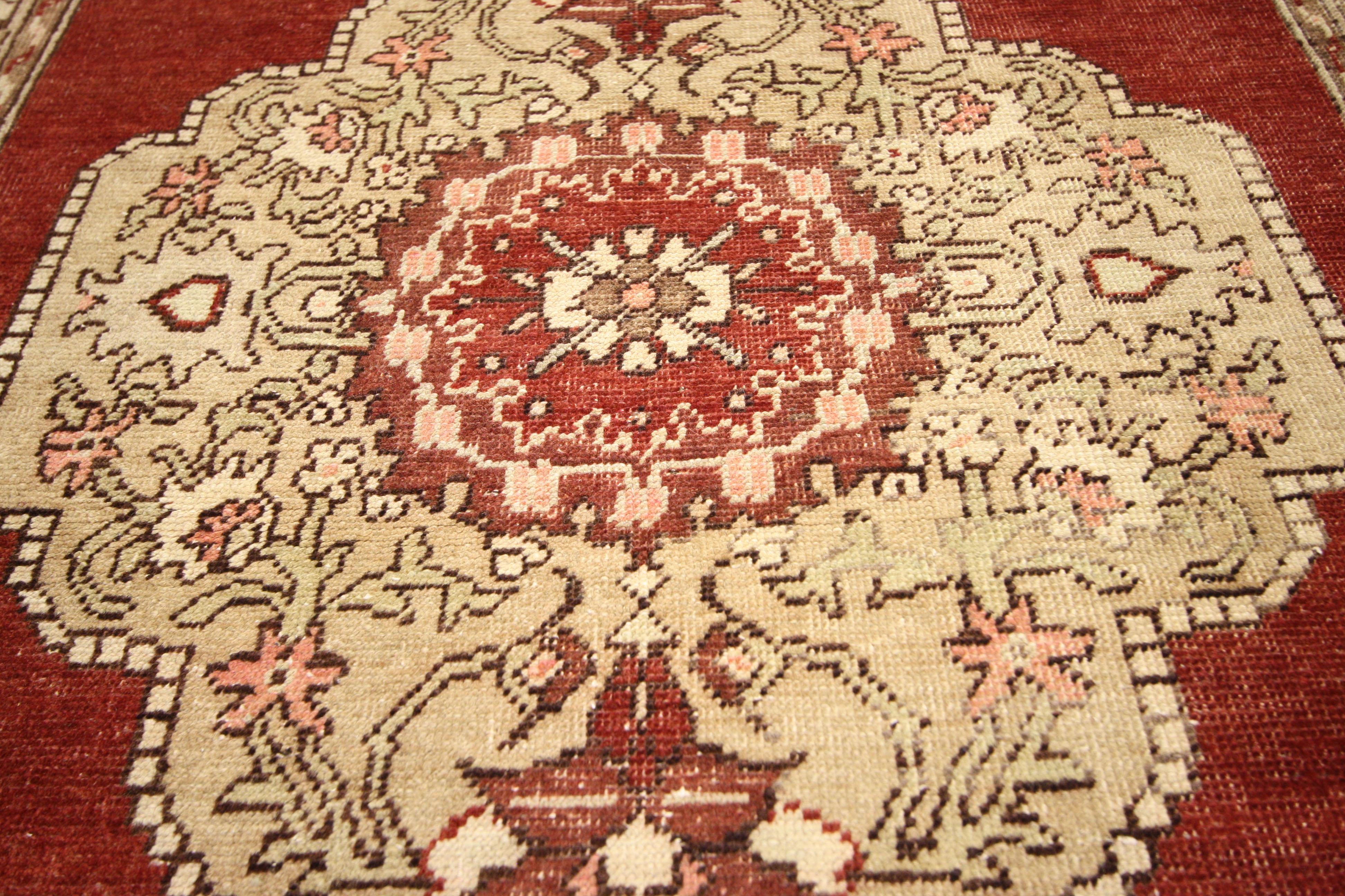D'un style impressionnant et impeccablement tissé, ce chemin de tapis Oushak turc vintage au style traditionnel moderne présente trois médaillons embellis dans un champ ouvert rouge abrash entouré d'une élégante bordure turque. Le design sophistiqué