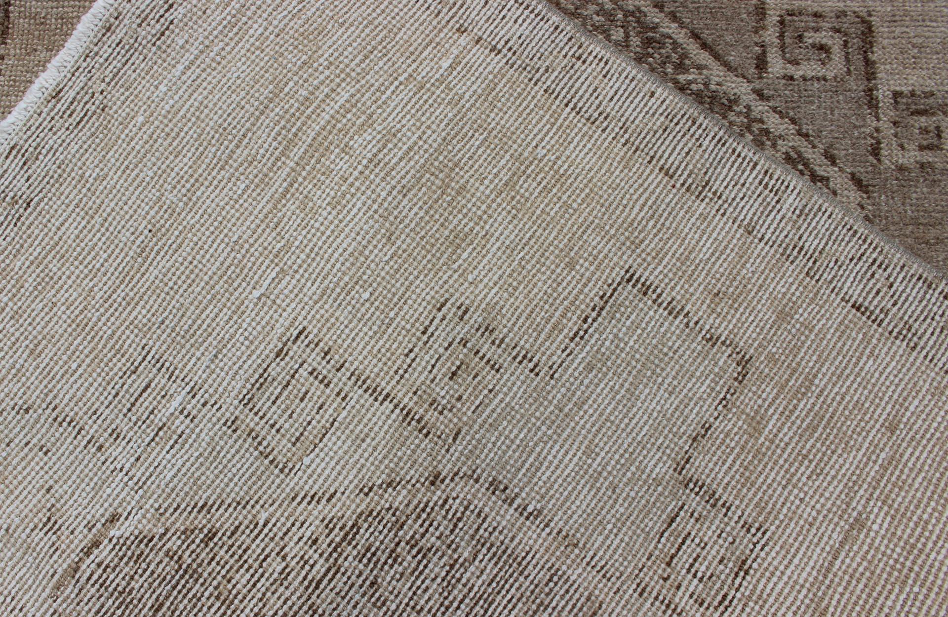 Tapis de couloir turc vintage Oushak à motif géométrique en brun clair, brun clair et taupe en vente 3