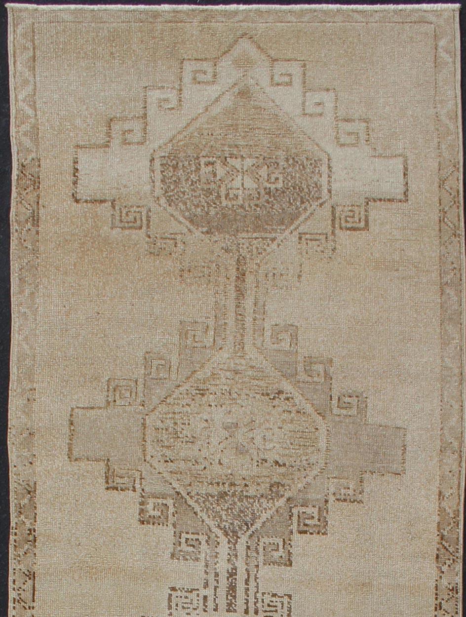 Vintage Oushak runner from Turkey with Vertical Medallion design in Neutral color, L.Brown and Taupe. Keivan Woven Arts / tapis/TU-ALK-3559, pays d'origine / type : Turquie / Oushak, vers 1940

Ce magnifique chemin de table turc vintage des années