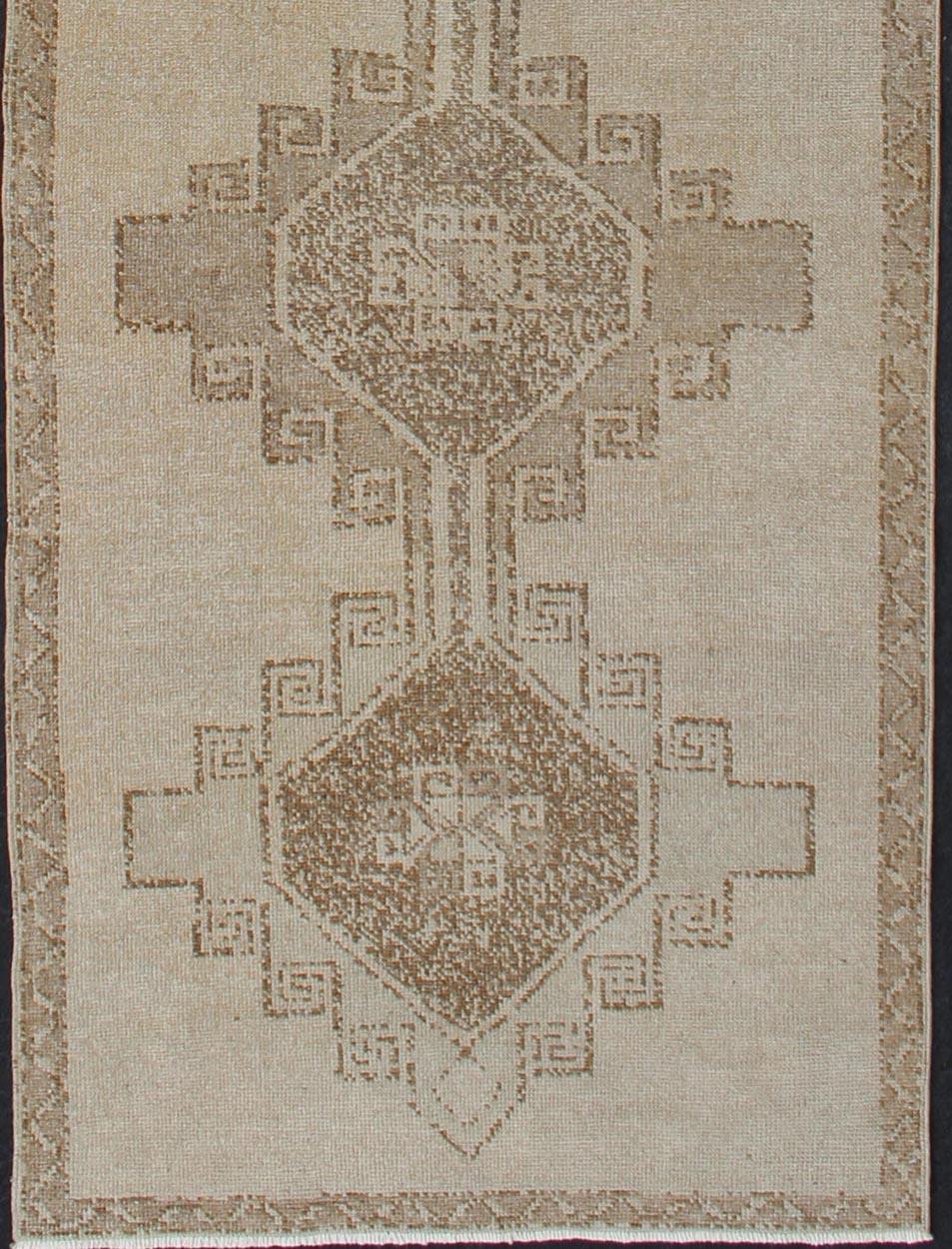 Turc Tapis de couloir turc vintage Oushak à motif géométrique en brun clair, brun clair et taupe en vente