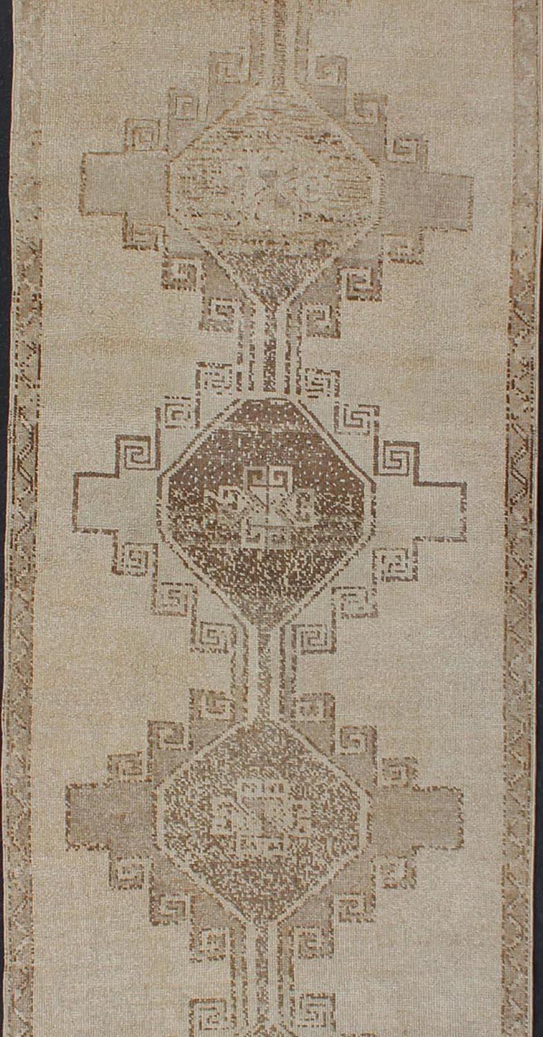 Noué à la main Tapis de couloir turc vintage Oushak à motif géométrique en brun clair, brun clair et taupe en vente